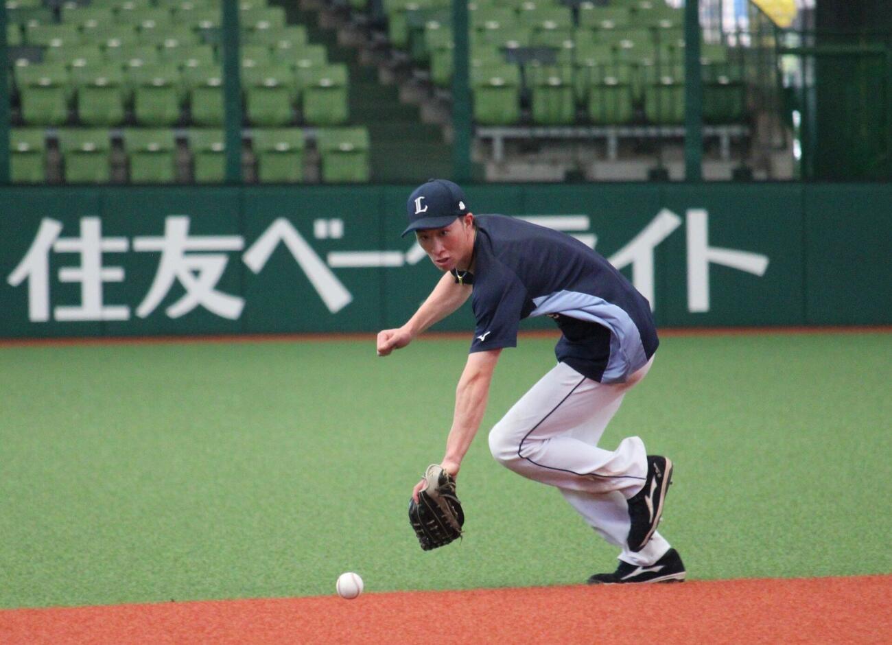 守備練習を行う西武斎藤大翔（撮影・金子真仁）