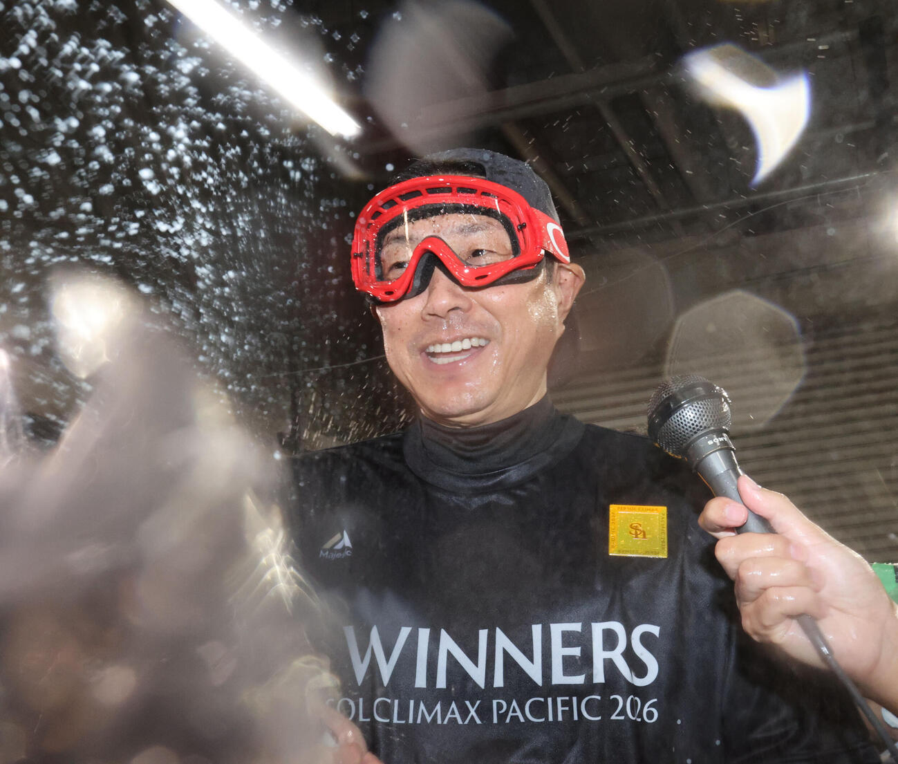 祝勝会で勝利の美酒を浴びるソフトバンク小久保裕紀監督（2026年10月撮影）