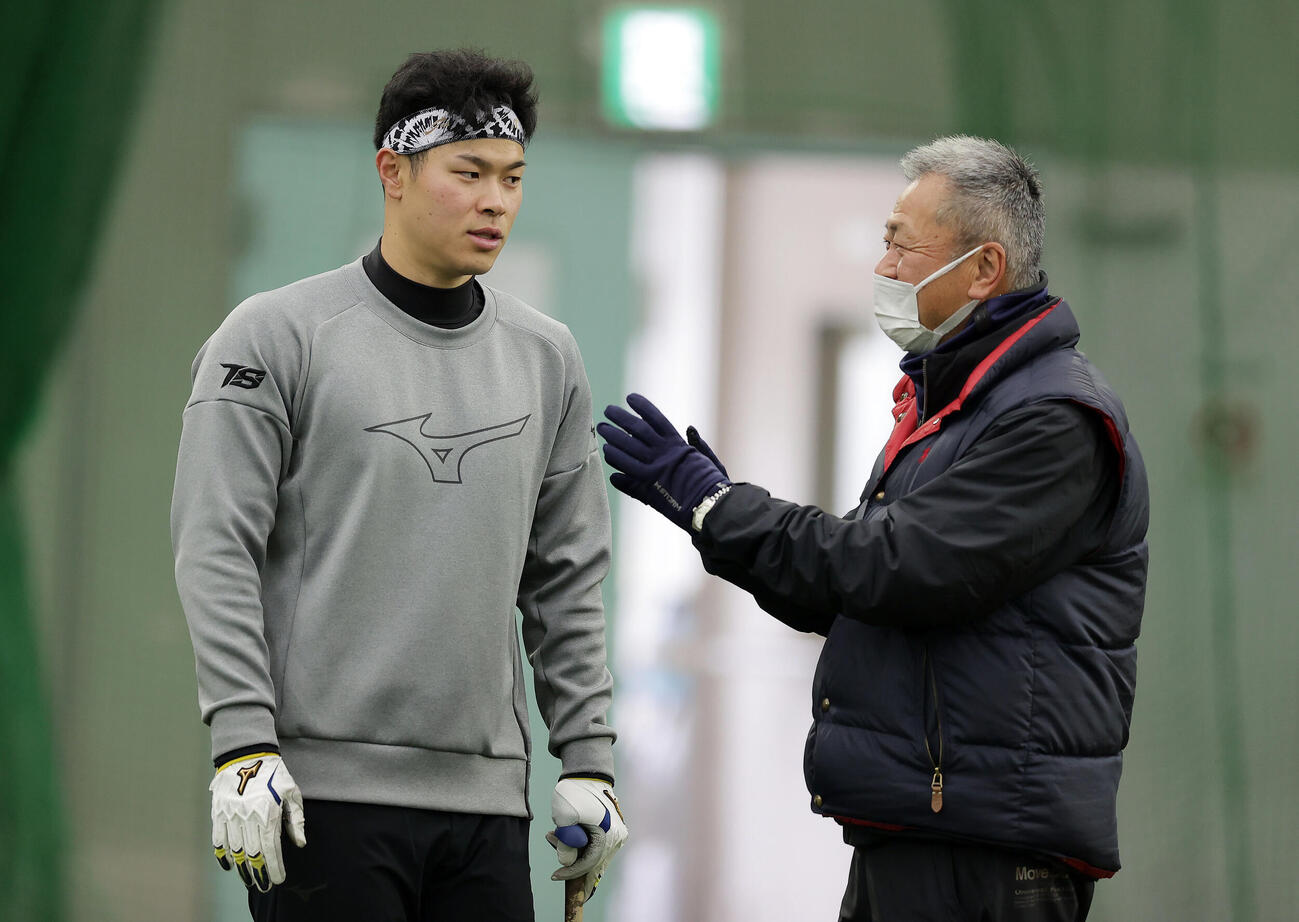 22年1月、練習の合間に近大・田中秀昌監督（右）と言葉を交わす阪神佐藤輝