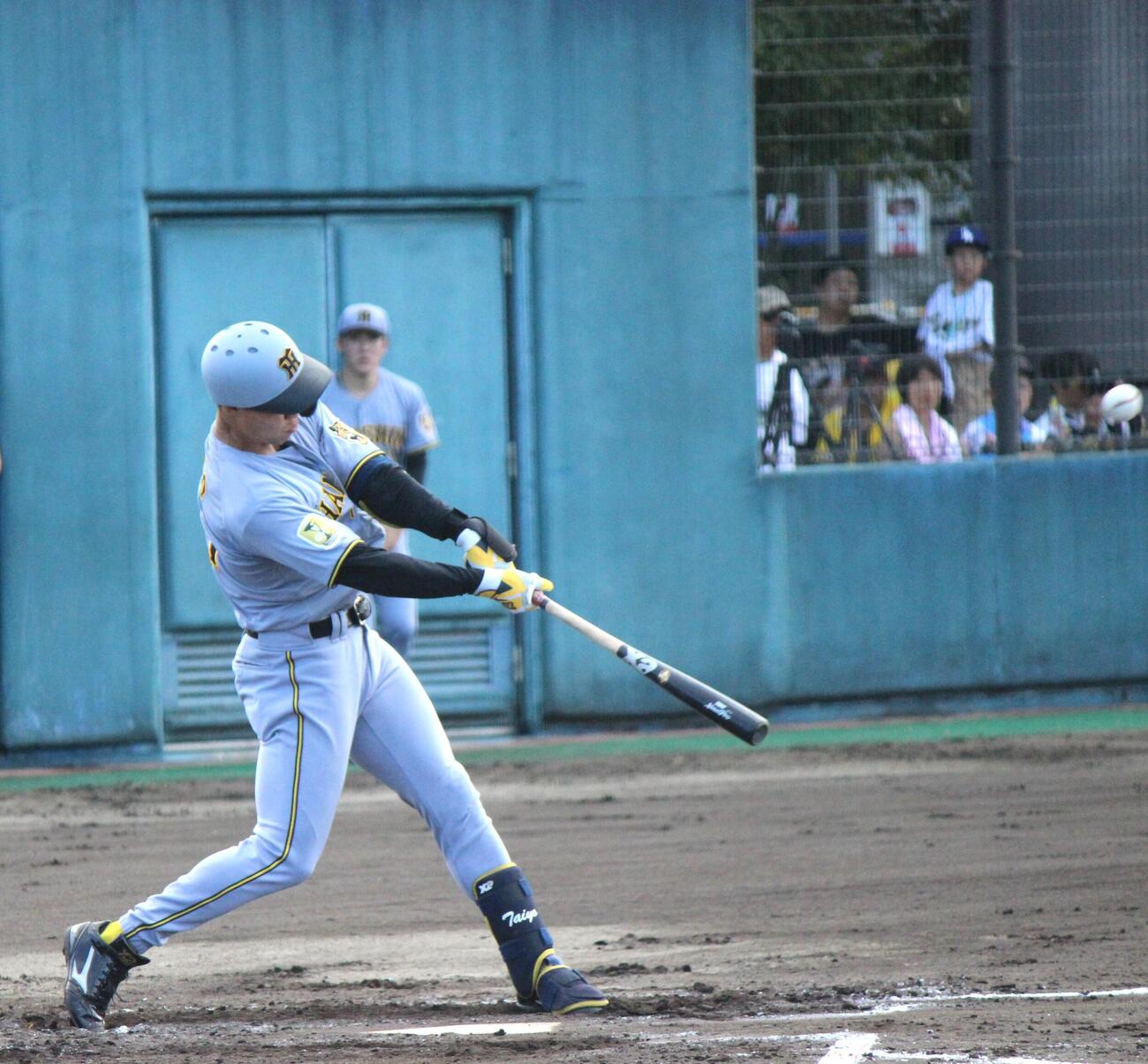フェニックスリーグ日本ハム戦の2回、中越えに3点三塁打を放つ阪神佐野