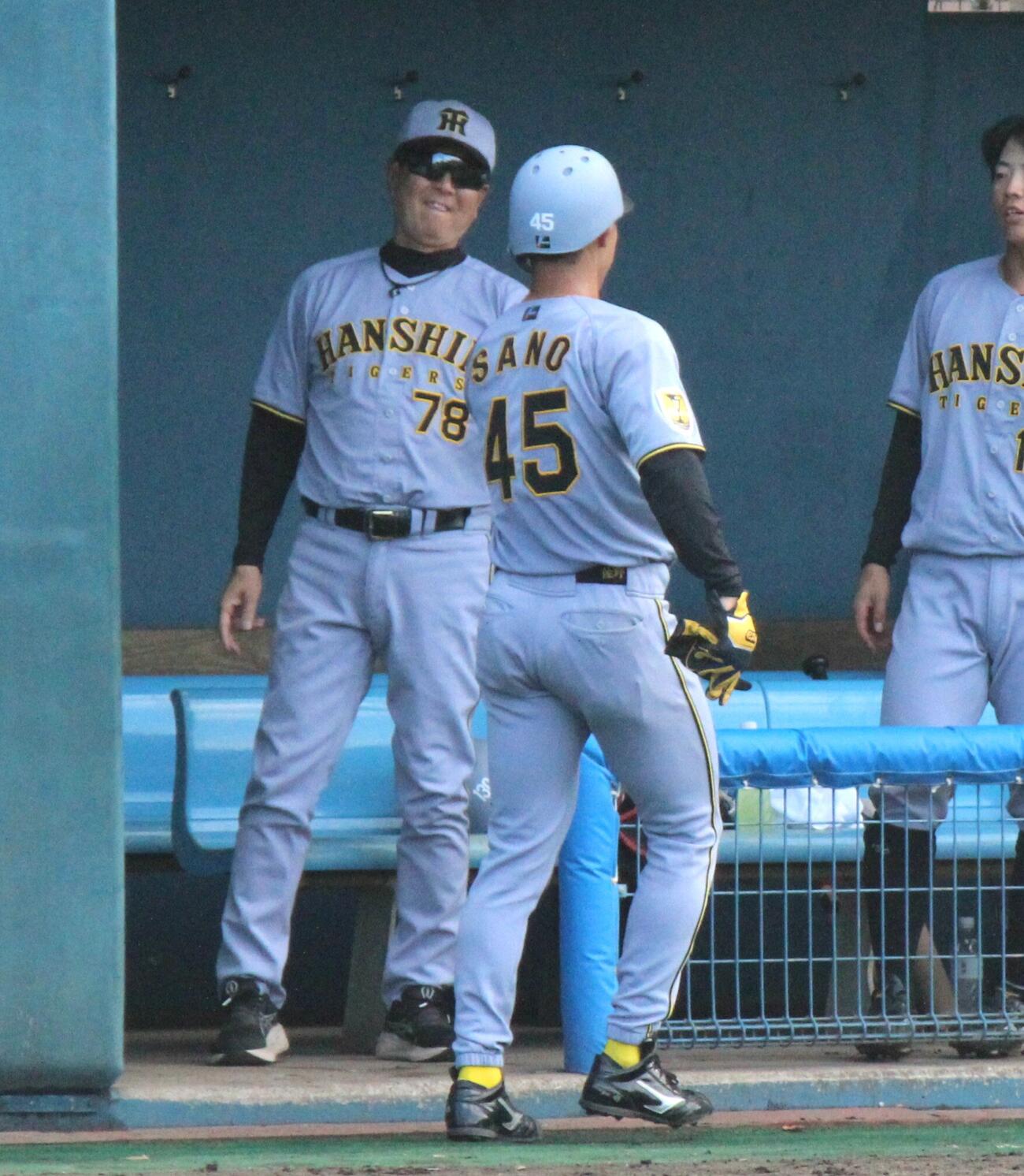 フェニックスリーグ日本ハム戦で平田2軍監督に出迎えられる阪神佐野