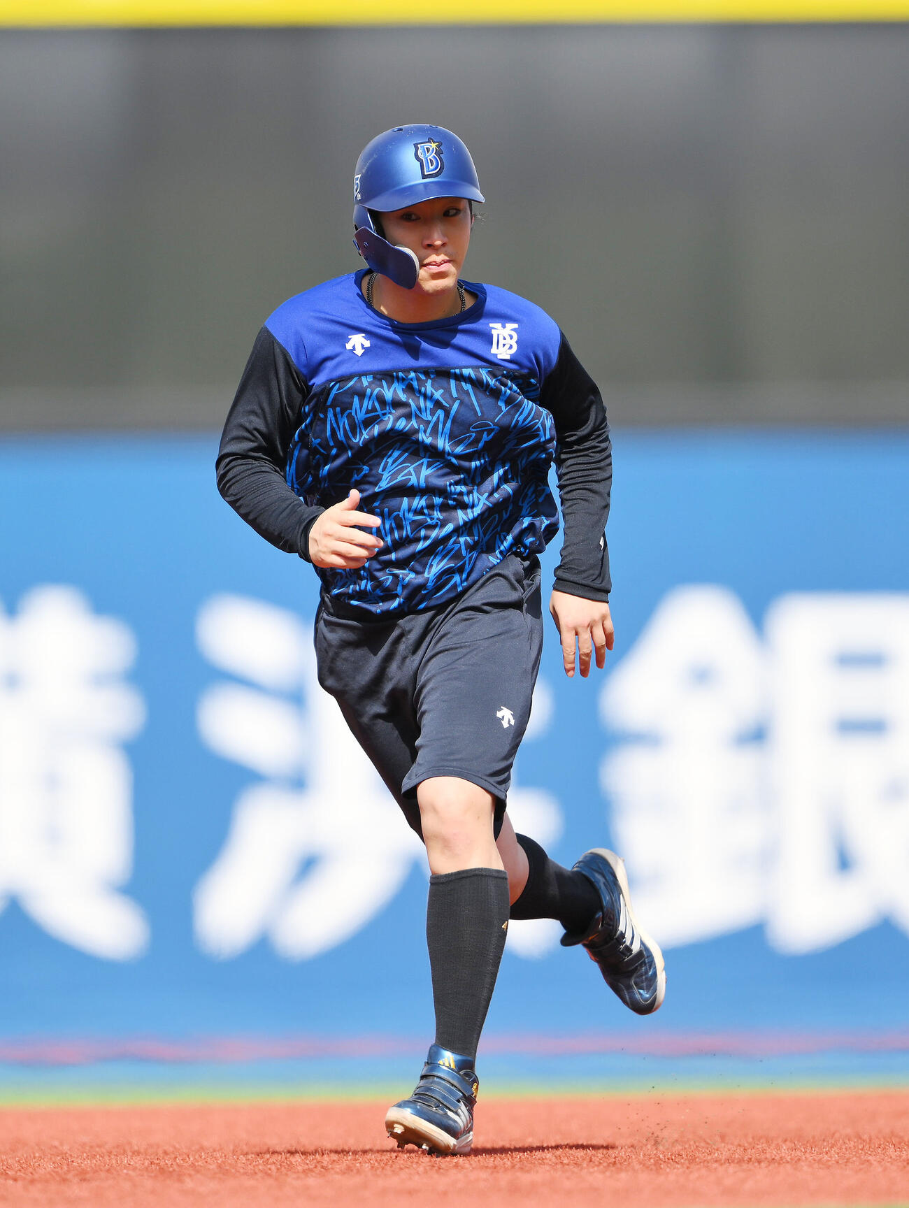 走塁練習をするDeNA度会隆輝（撮影・滝沢徹郎）