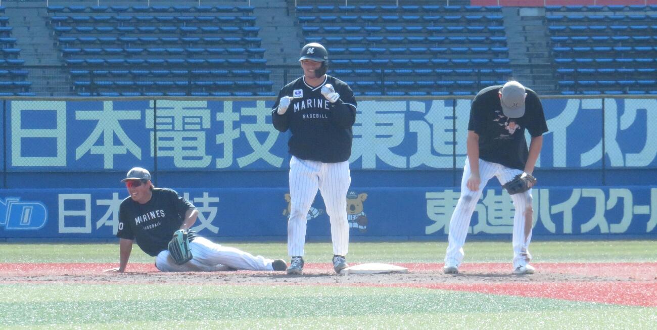 安打を放ちガッツポーズをする池田来翔（中央）