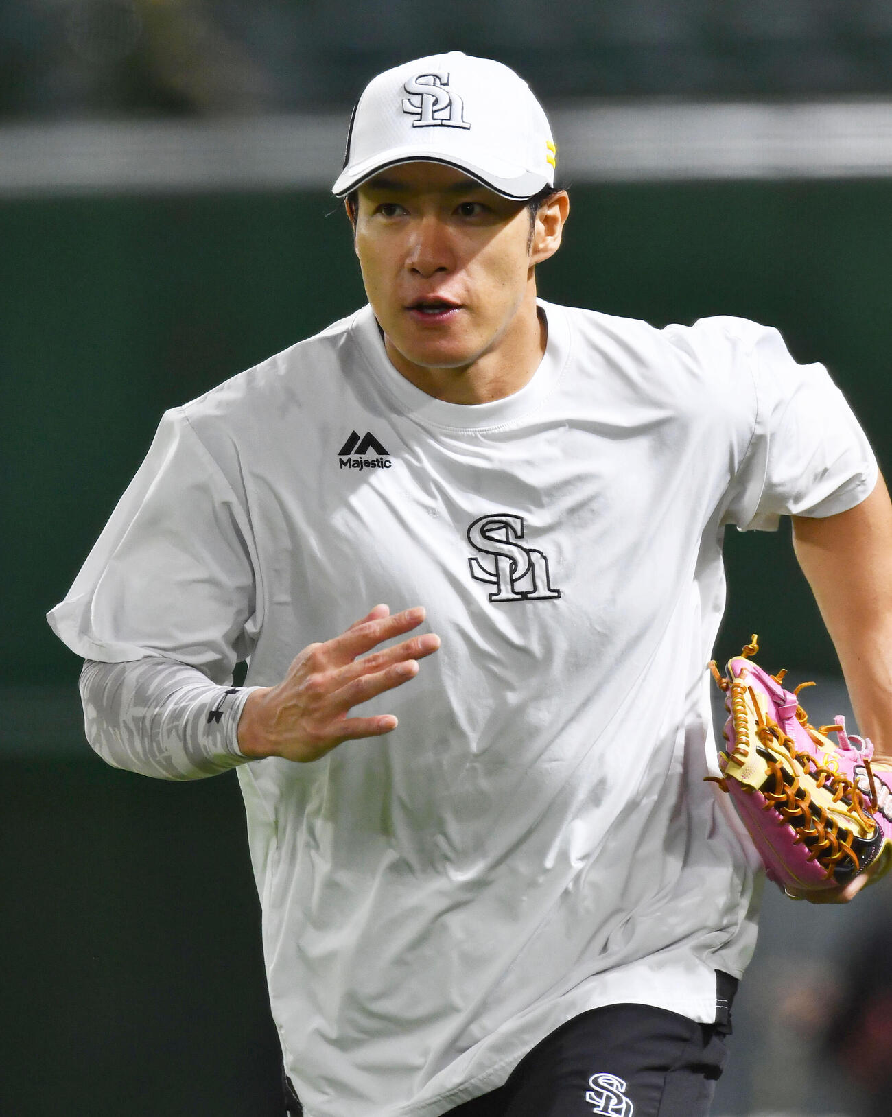 守備練習に向かうソフトバンク柳田悠岐（撮影・岩下翔太）