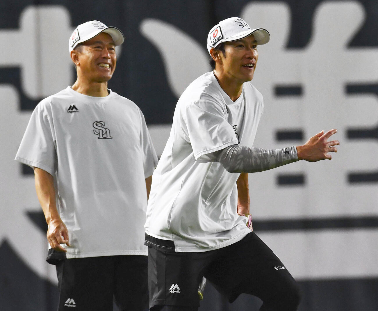 守備練習を行うソフトバンク柳田悠岐（右）。左は大西崇之外野守備走塁兼作戦コーチ（撮影・岩下翔太）