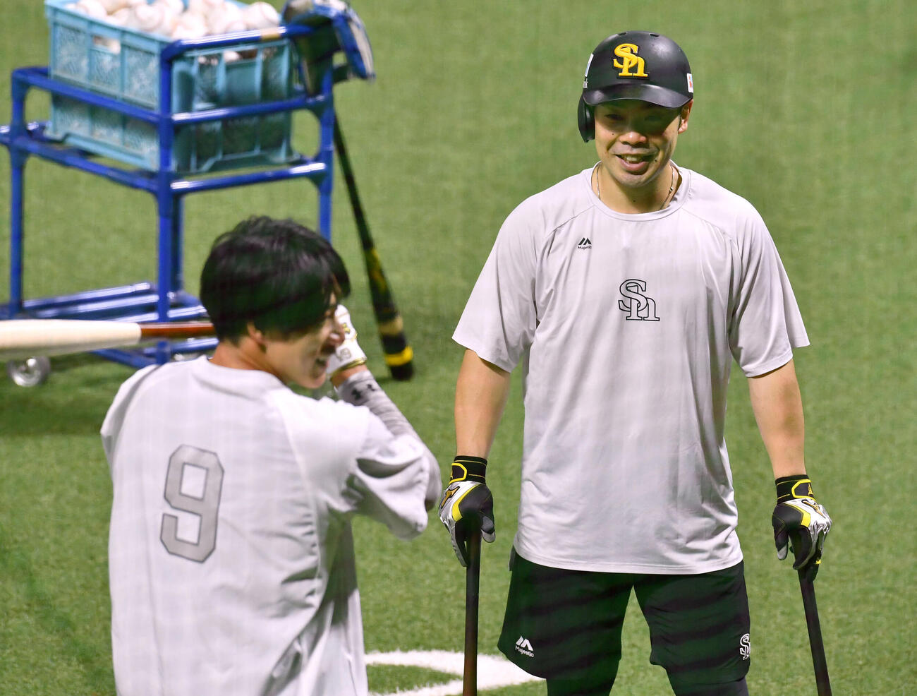 柳田悠岐（左）と笑顔で話すソフトバンク近藤健介（撮影・岩下翔太）