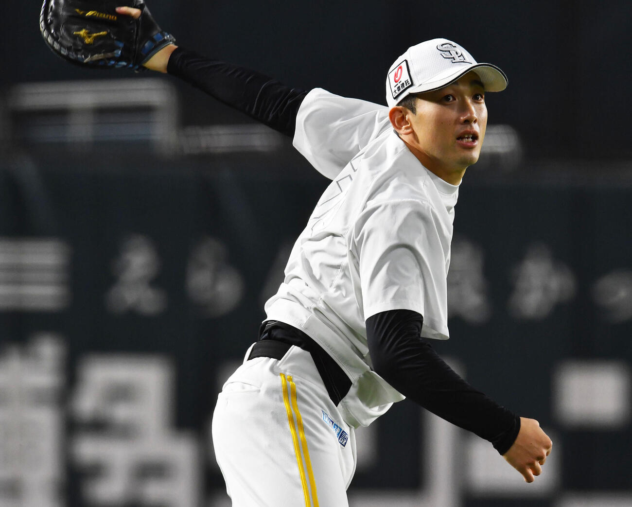 ノックで外野から返球するソフトバンク山本祐大（撮影・岩下翔太）