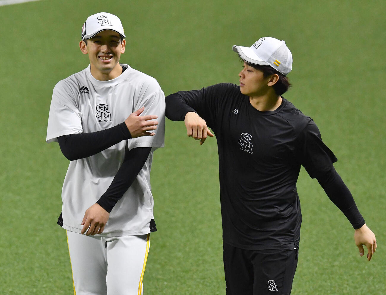 谷川原健太（右）と談笑するソフトバンク山本祐大（撮影・岩下翔太）
