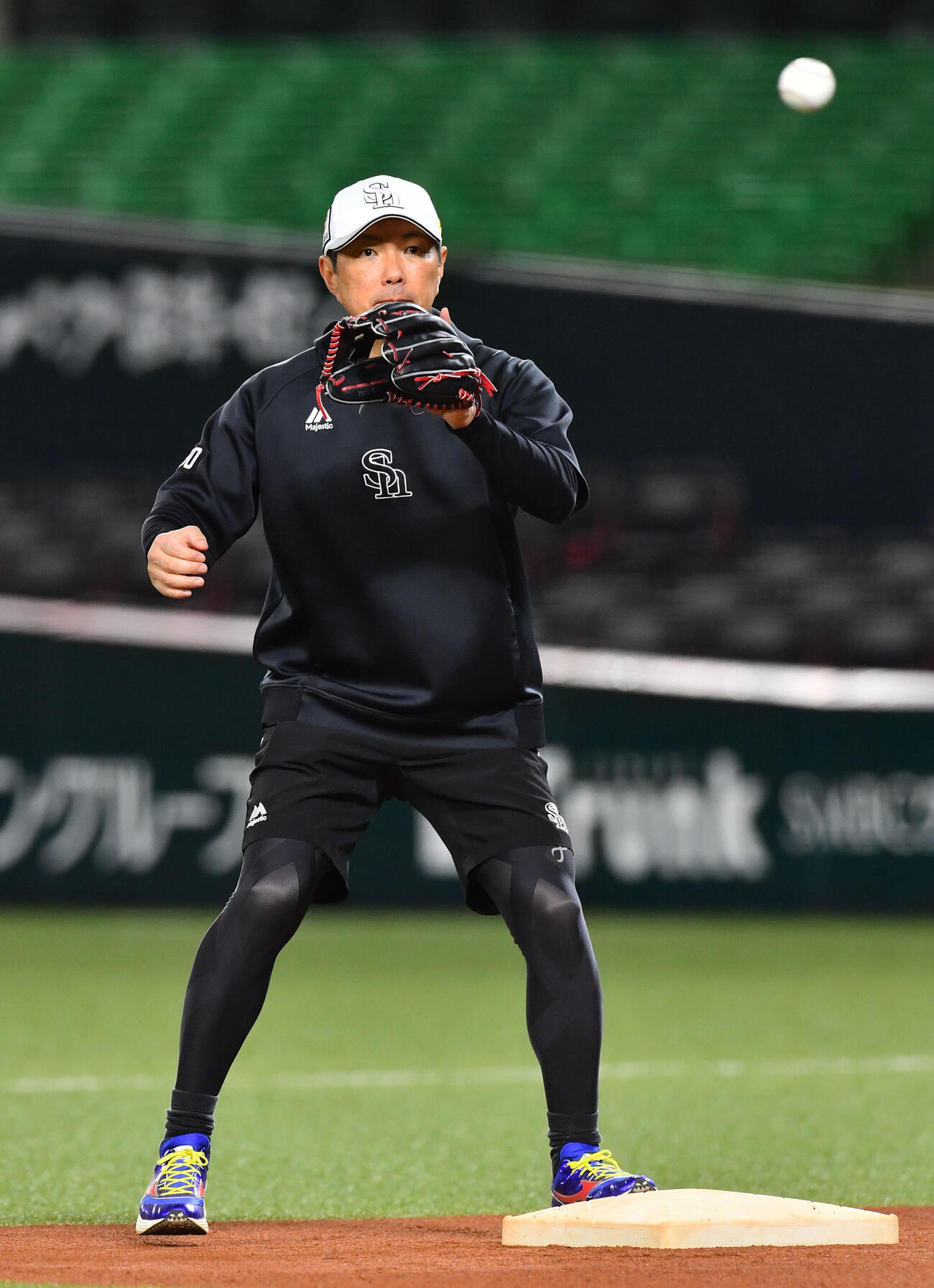 二塁守備につくソフトバンク小久保裕紀監督（撮影・岩下翔太）