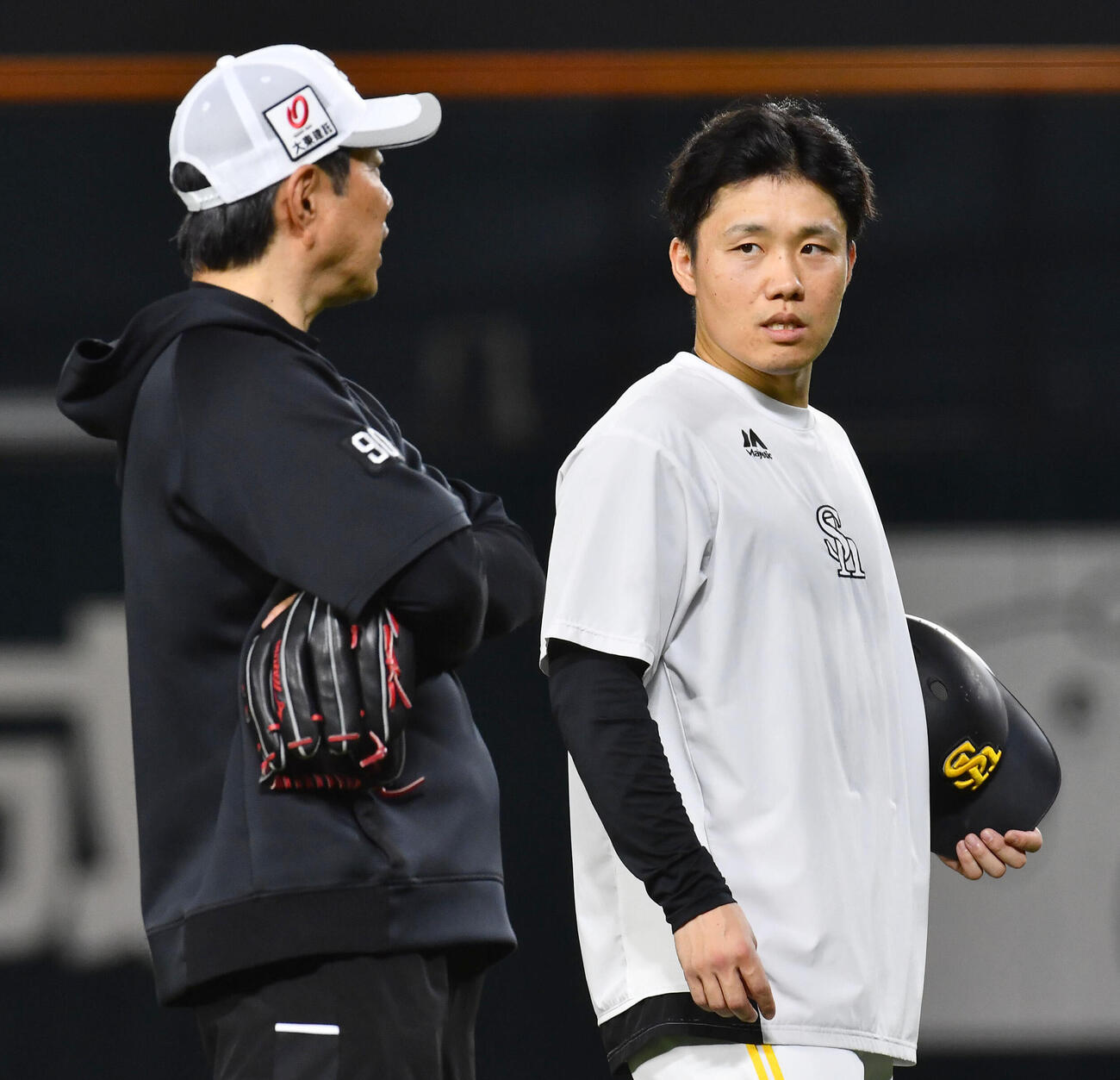小久保裕紀監督（左）と話すソフトバンク海野隆司（撮影・岩下翔太）