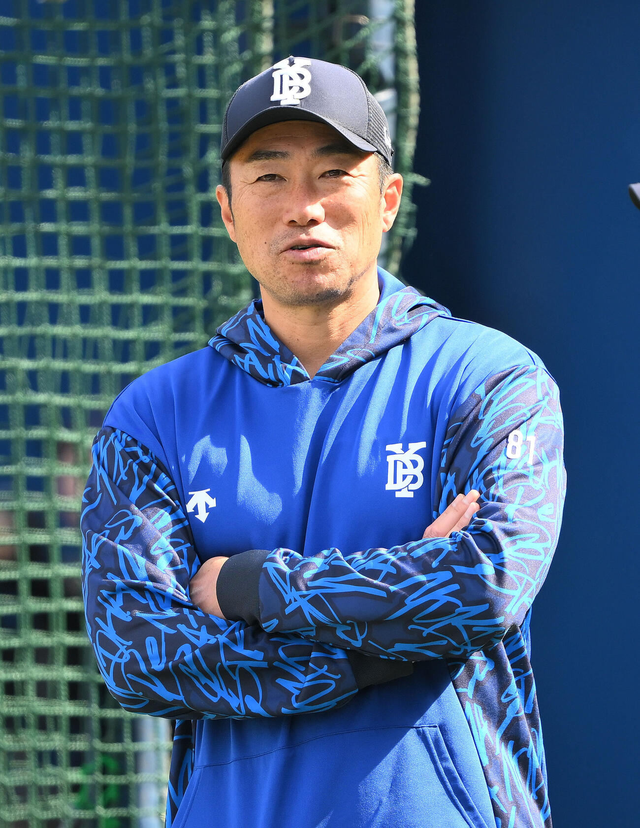 練習を見守るDeNA相川亮二監督（撮影・滝沢徹郎）