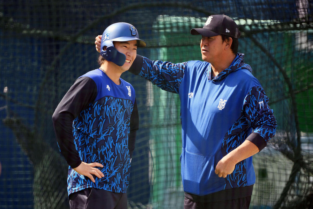 練習で談笑するDeNA度会隆輝（左）と鈴木尚典打撃戦術・育成コーチ（撮影・滝沢徹郎）