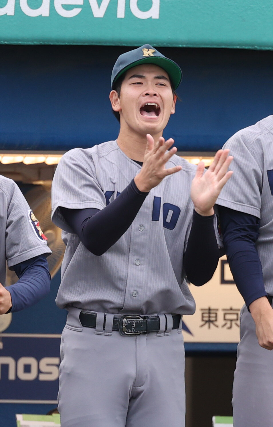 慶大対明大　1回途中で降板した慶大・渡辺和大はベンチから声援を送る（撮影・柴田隆二）