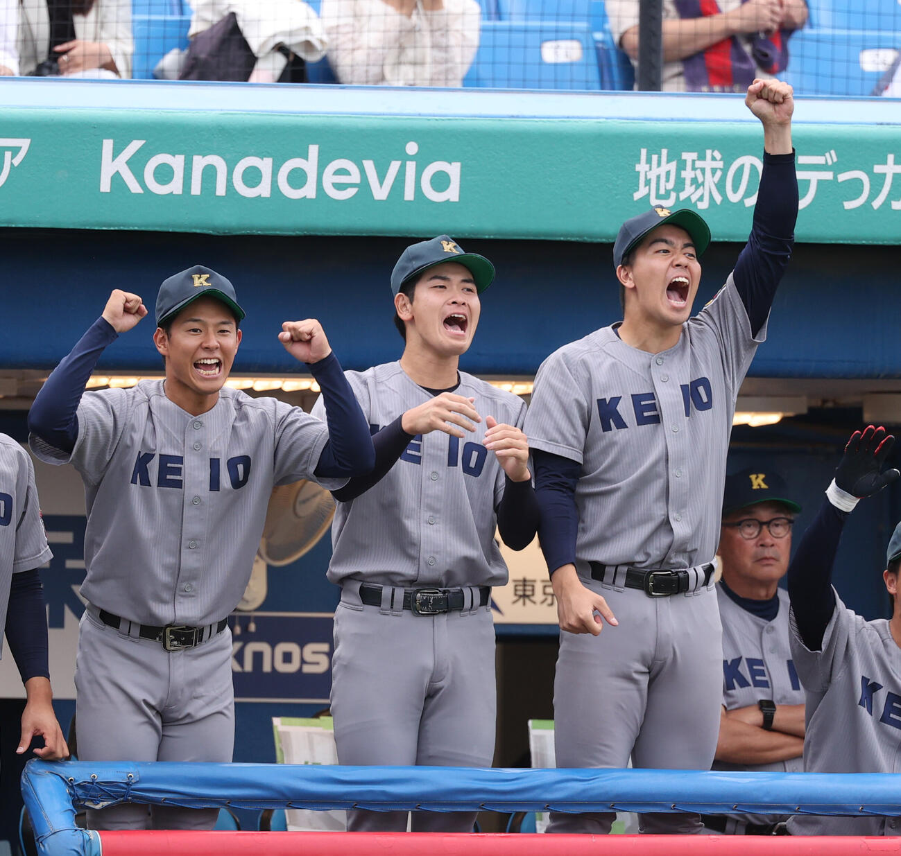 慶大対明大　1回途中で降板した慶大・渡辺和大（中央）はベンチから声援を送る（撮影・柴田隆二）