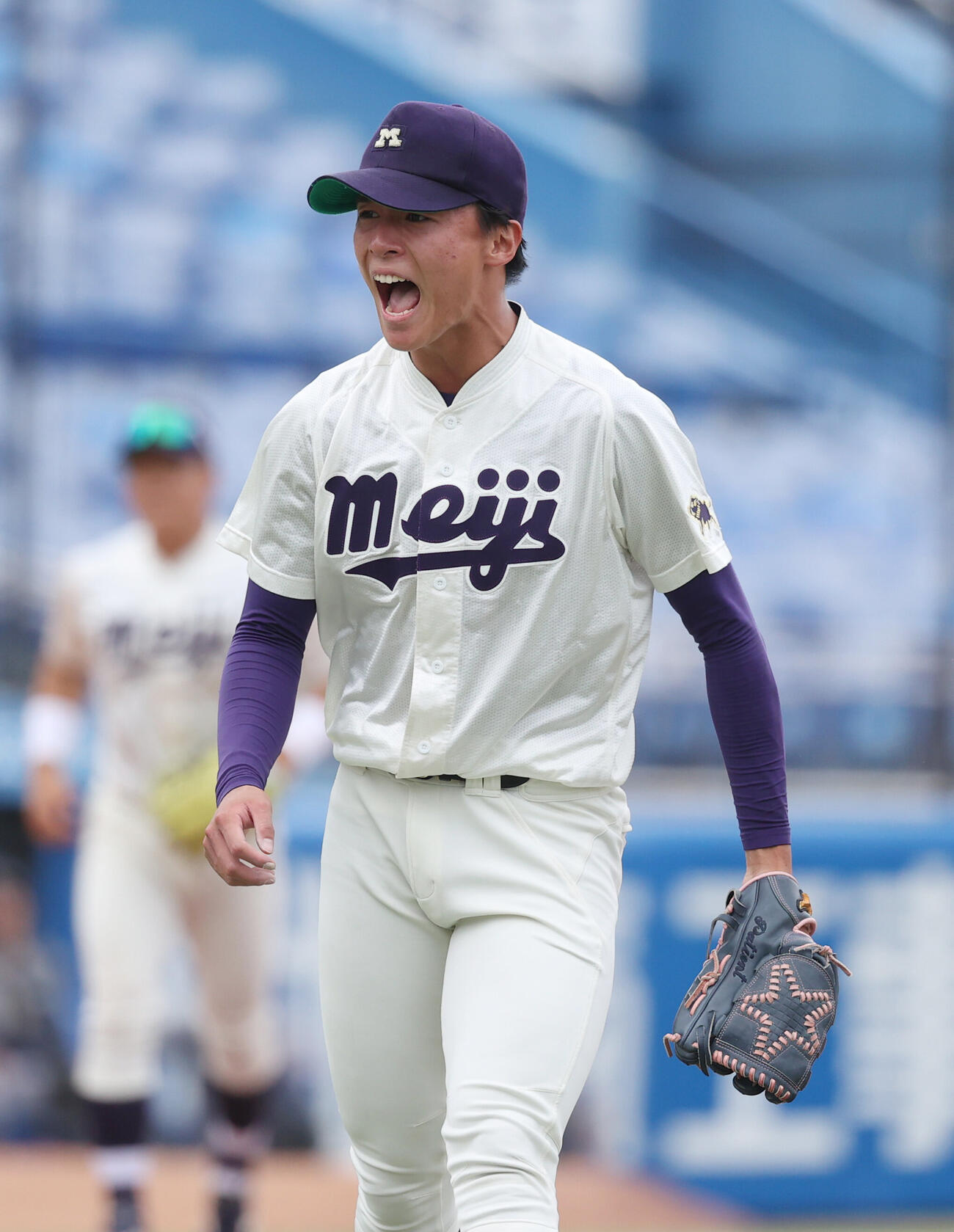 慶大対明大　6回、3者連続三振に仕留めガッツポーズする明大・浦久響（撮影・柴田隆二）