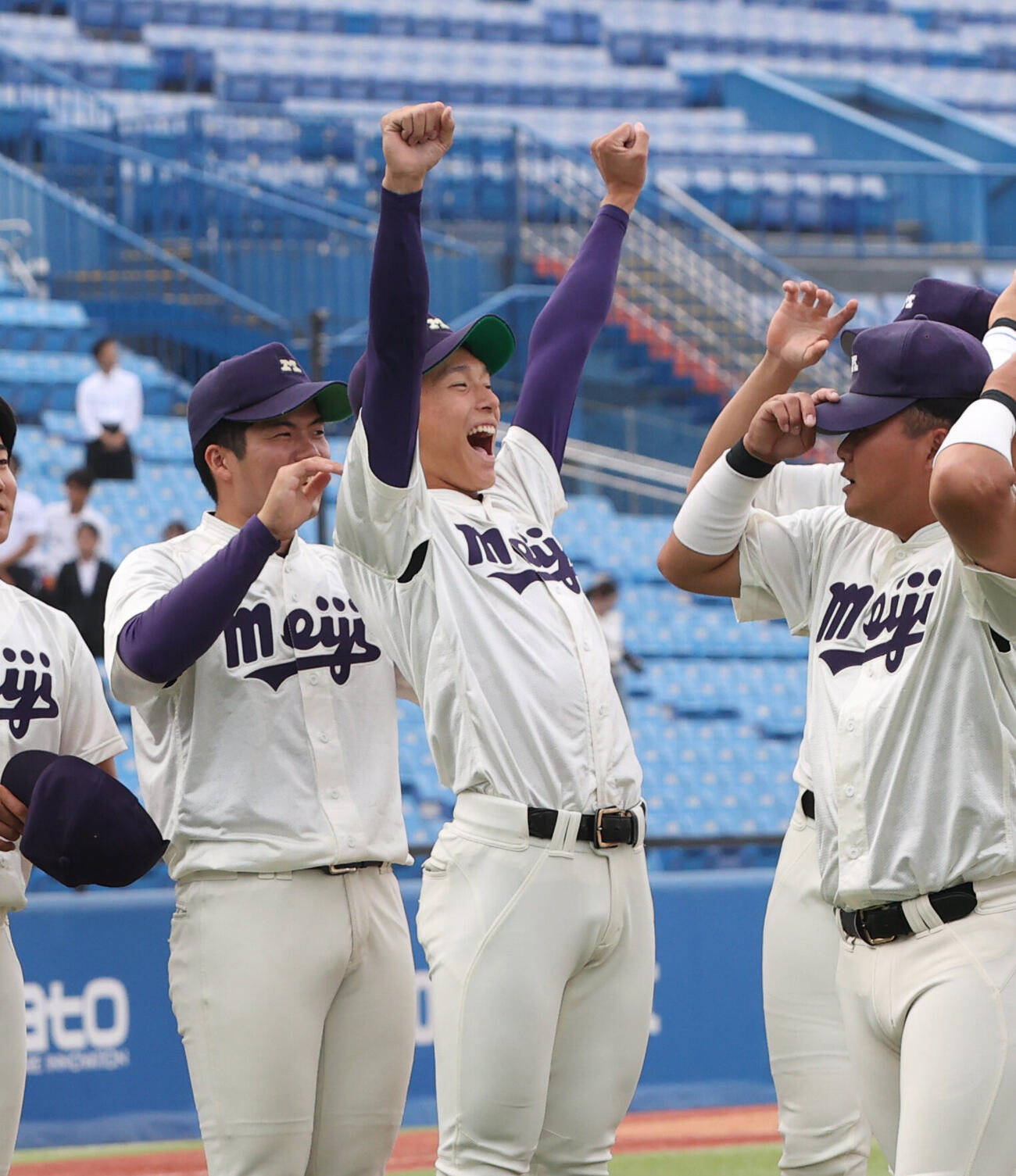 慶大対明大　勝利投手の明大・浦久響（中央）はガッツポーズする（撮影・柴田隆二）