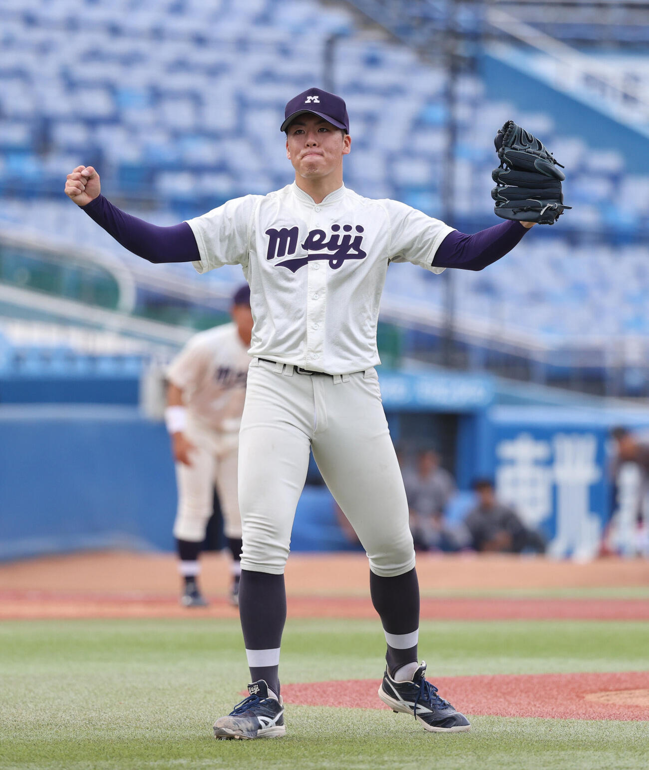 慶大対明大　勝利し明大・松本直はガッツポーズする（撮影・柴田隆二）