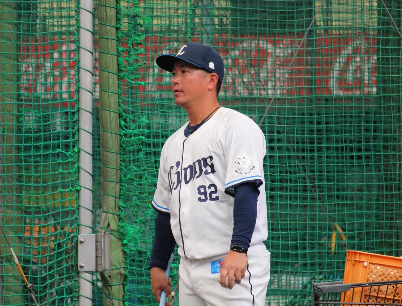秋季練習に参加した西武岡田雅利コーチ