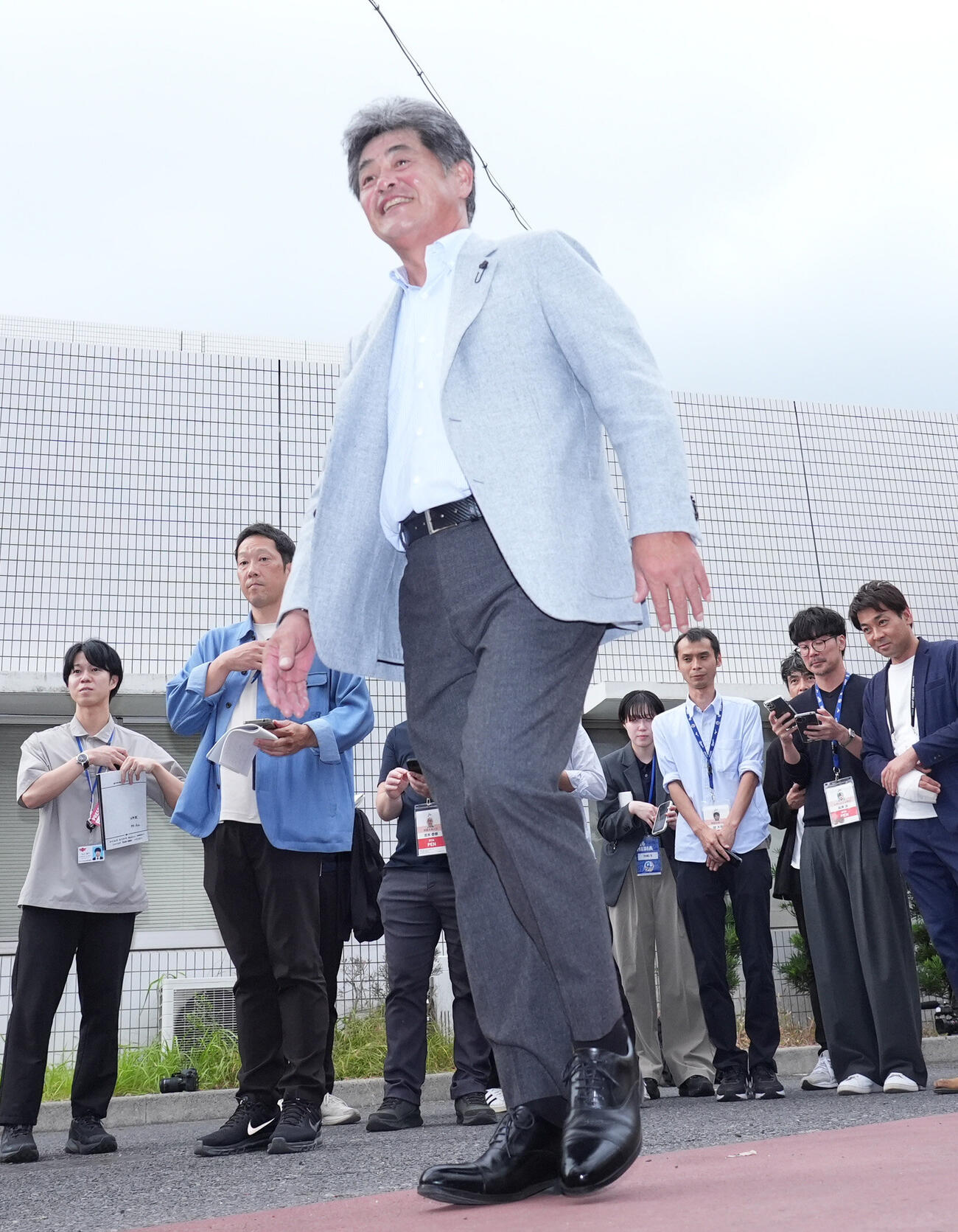 取材を終え球場へ戻る中日工藤公康監督（撮影・森本幸一）