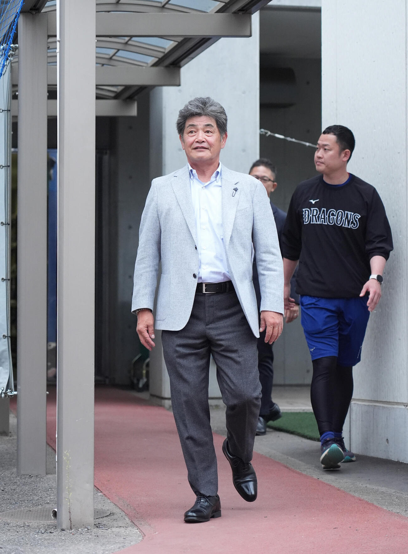 秋季練習の行われるナゴヤ球場に訪れ取材に応じる中日工藤公康監督（撮影・森本幸一）