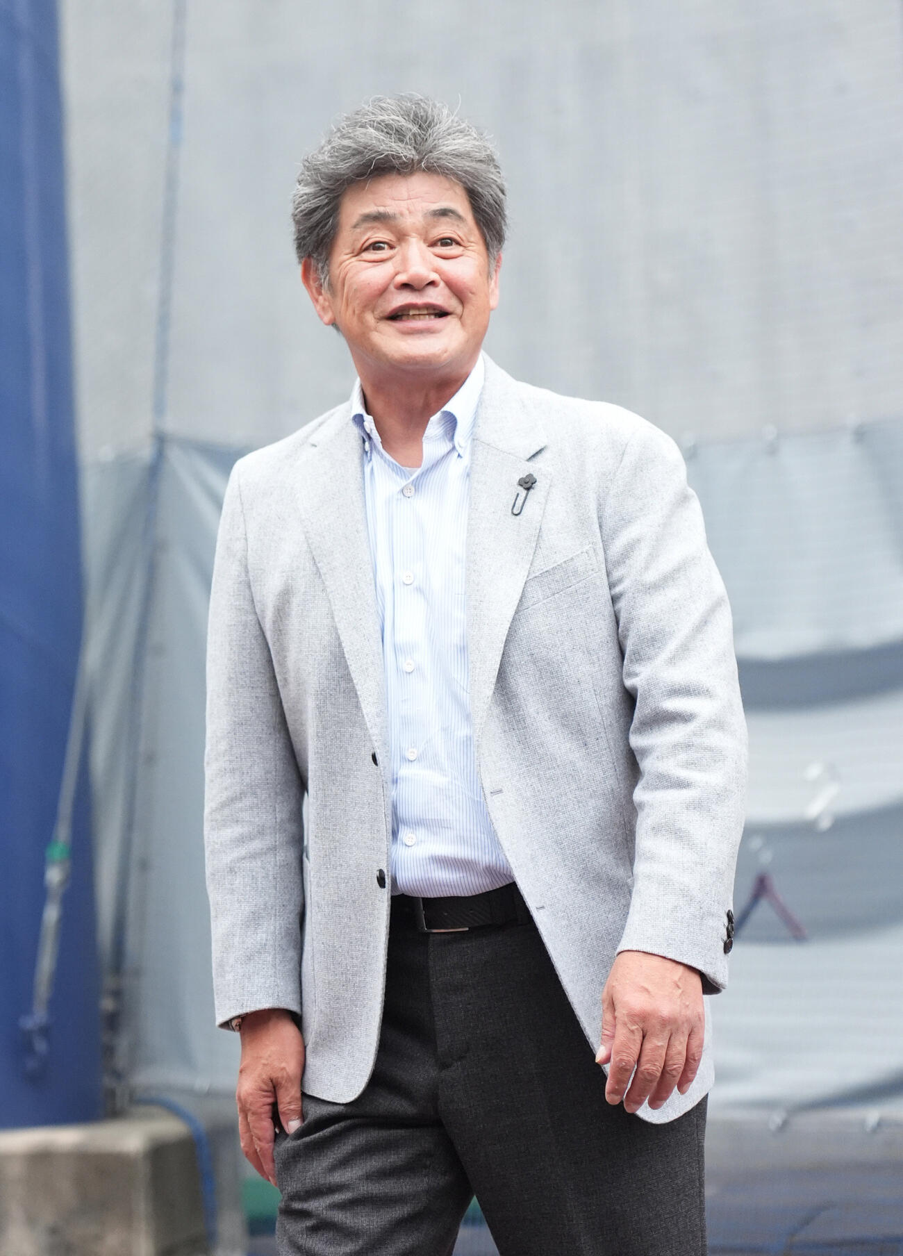 秋季練習の行われるナゴヤ球場に訪れ取材に応じる中日工藤公康監督（撮影・森本幸一）