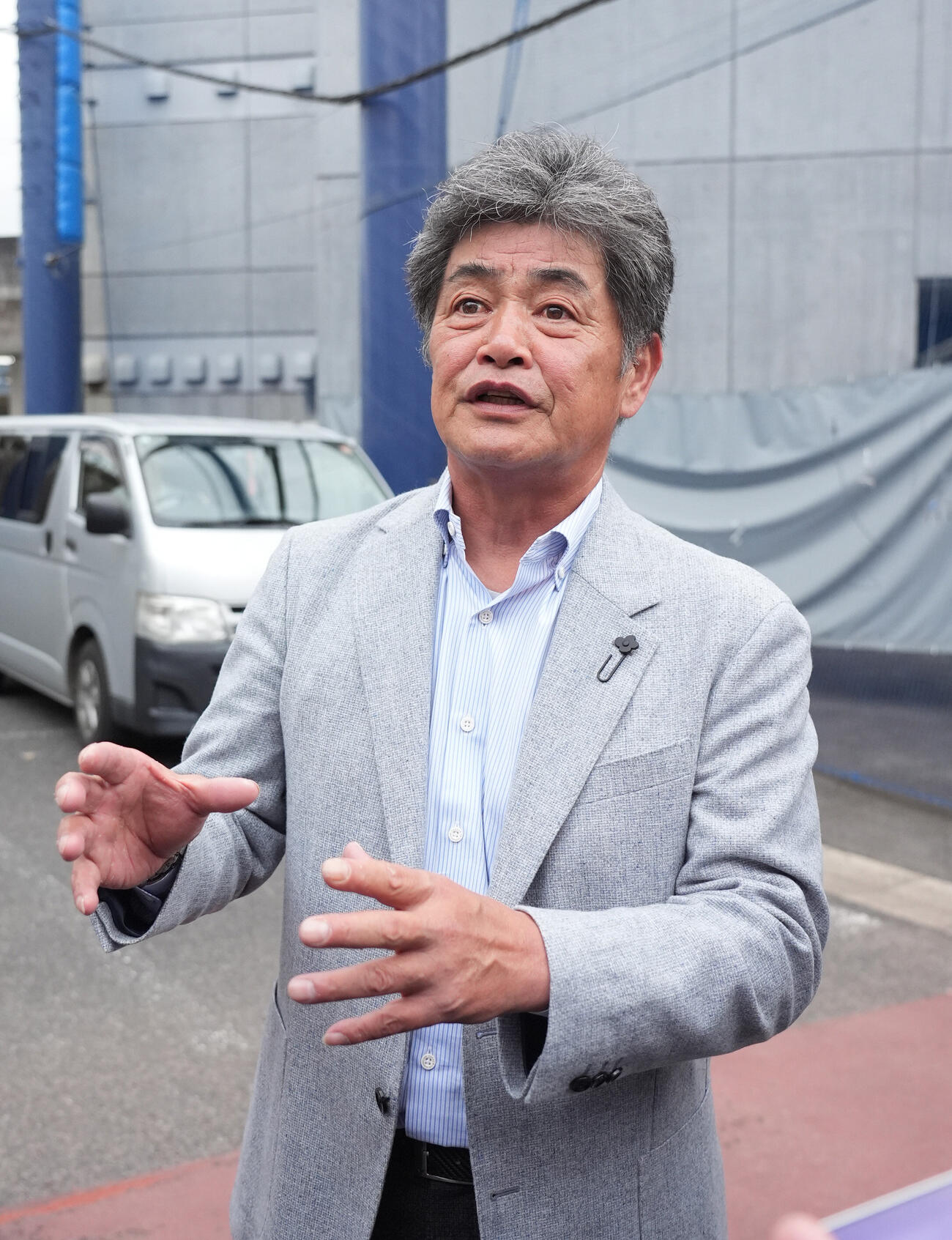 秋季練習の行われるナゴヤ球場に訪れ取材に応じる中日工藤公康監督（撮影・森本幸一）