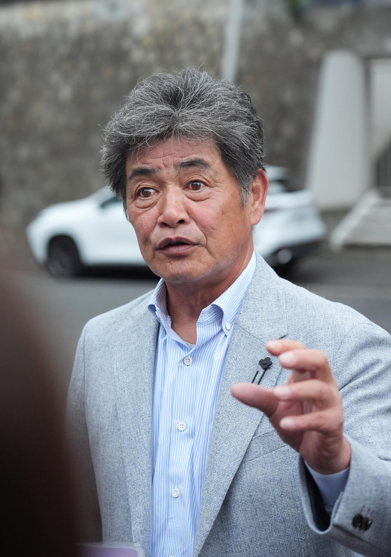 秋季練習の行われるナゴヤ球場に訪れ取材に応じる中日工藤公康監督（撮影・森本幸一）