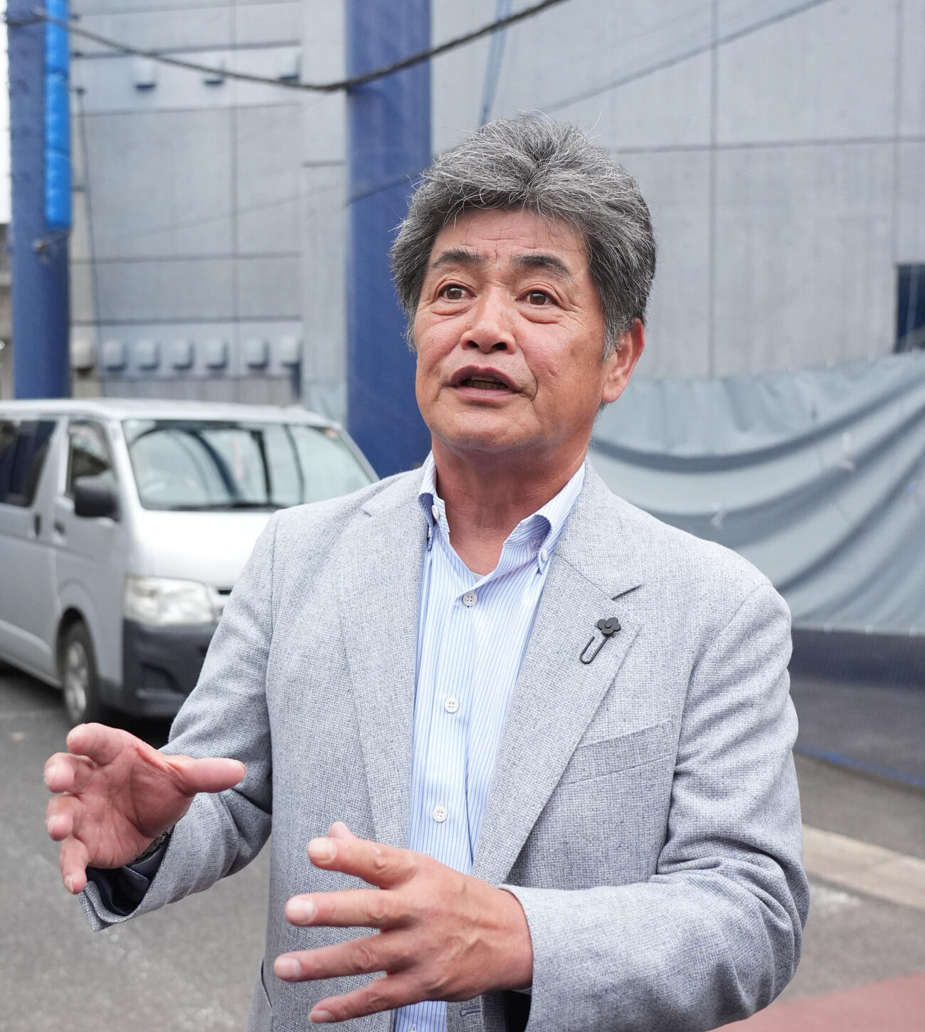 秋季練習の行われるナゴヤ球場に訪れ取材に応じる中日工藤公康監督（撮影・森本幸一）