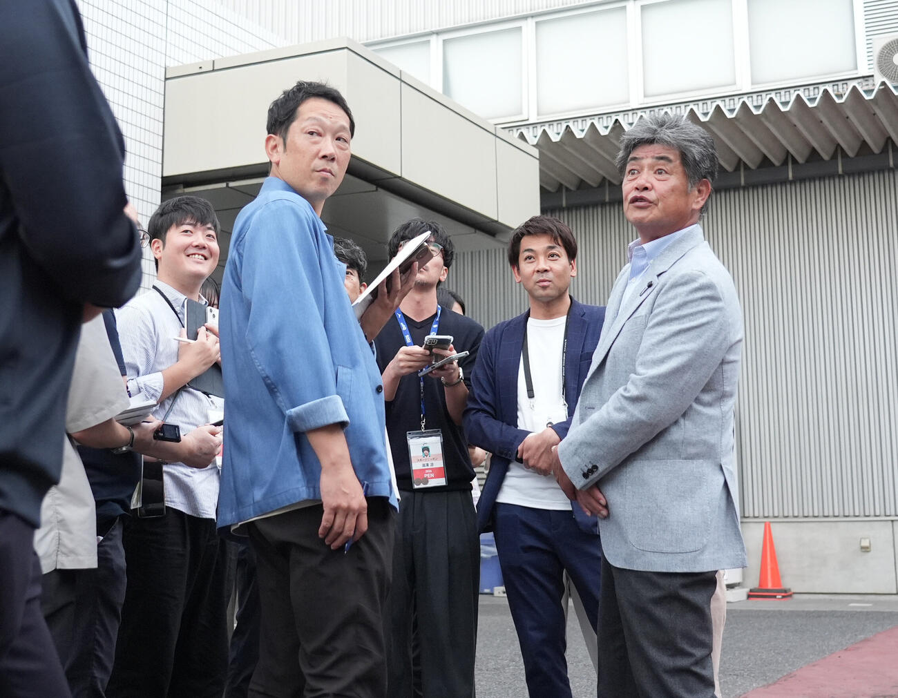 秋季練習の行われるナゴヤ球場に訪れ取材に応じる中日工藤公康監督（撮影・森本幸一）