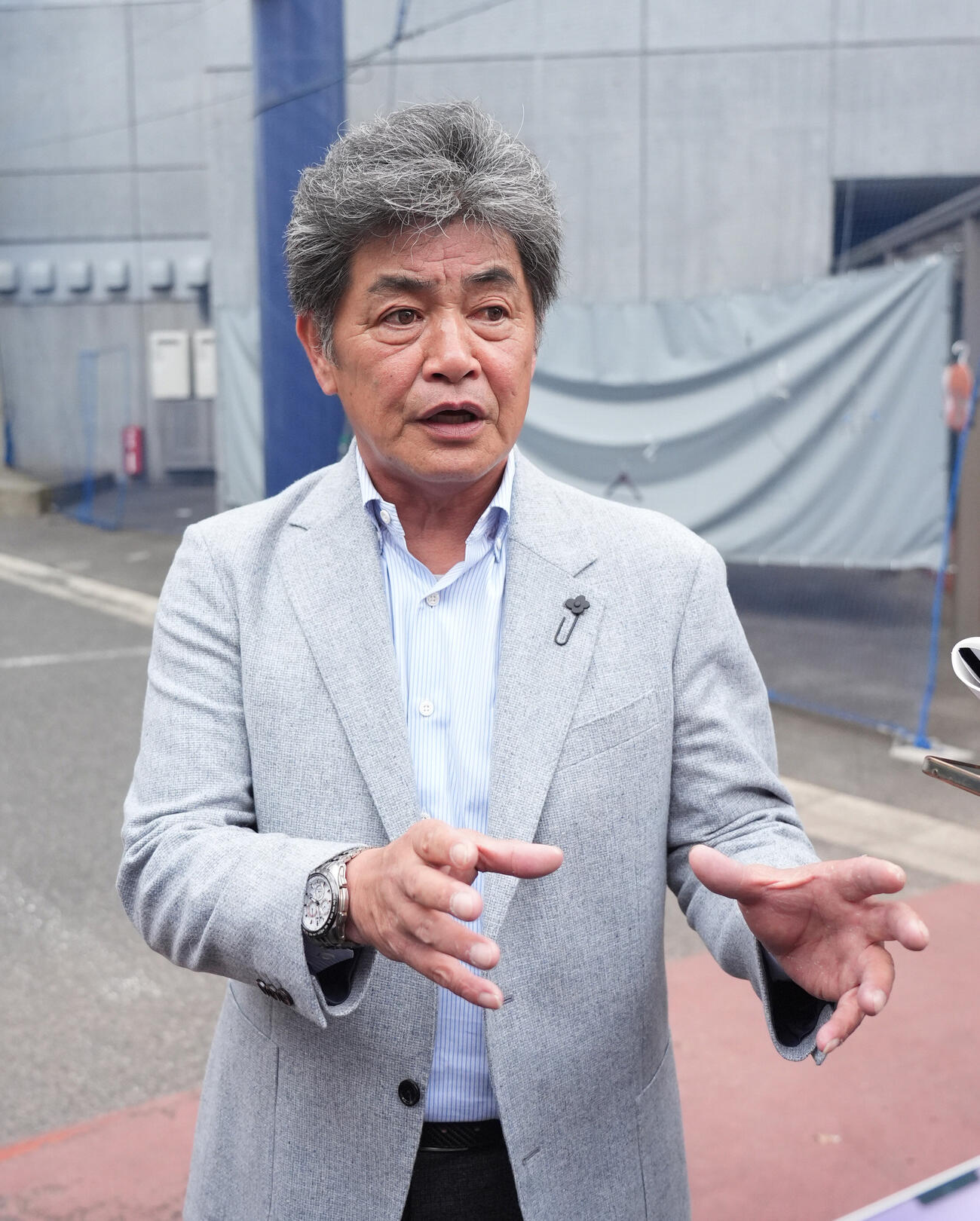 秋季練習の行われるナゴヤ球場に訪れ取材に応じる中日工藤公康監督（撮影・森本幸一）