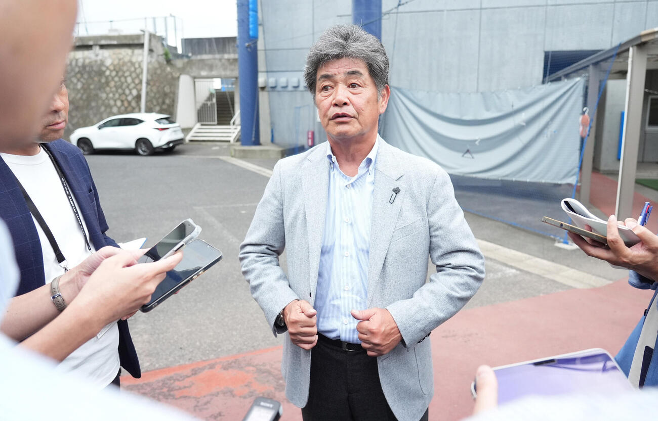 秋季練習の行われるナゴヤ球場に訪れ取材に応じる中日工藤公康監督（撮影・森本幸一）
