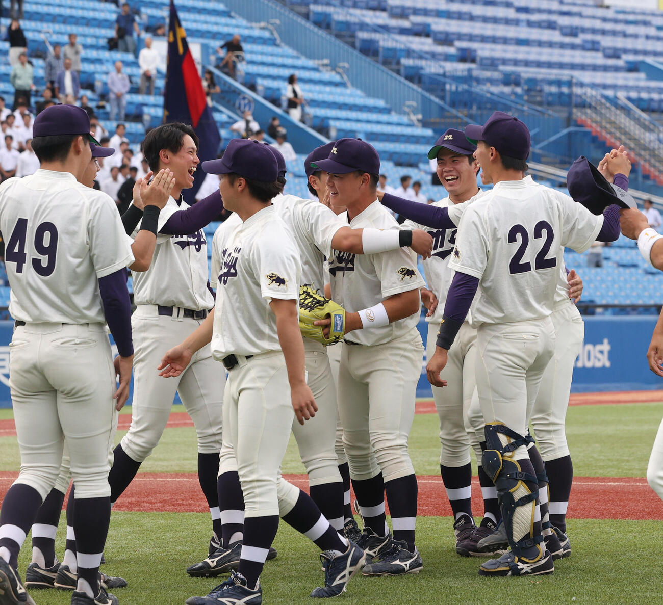 慶大対明大　勝ち点を挙げ喜ぶ明大ナイン（撮影・柴田隆二）