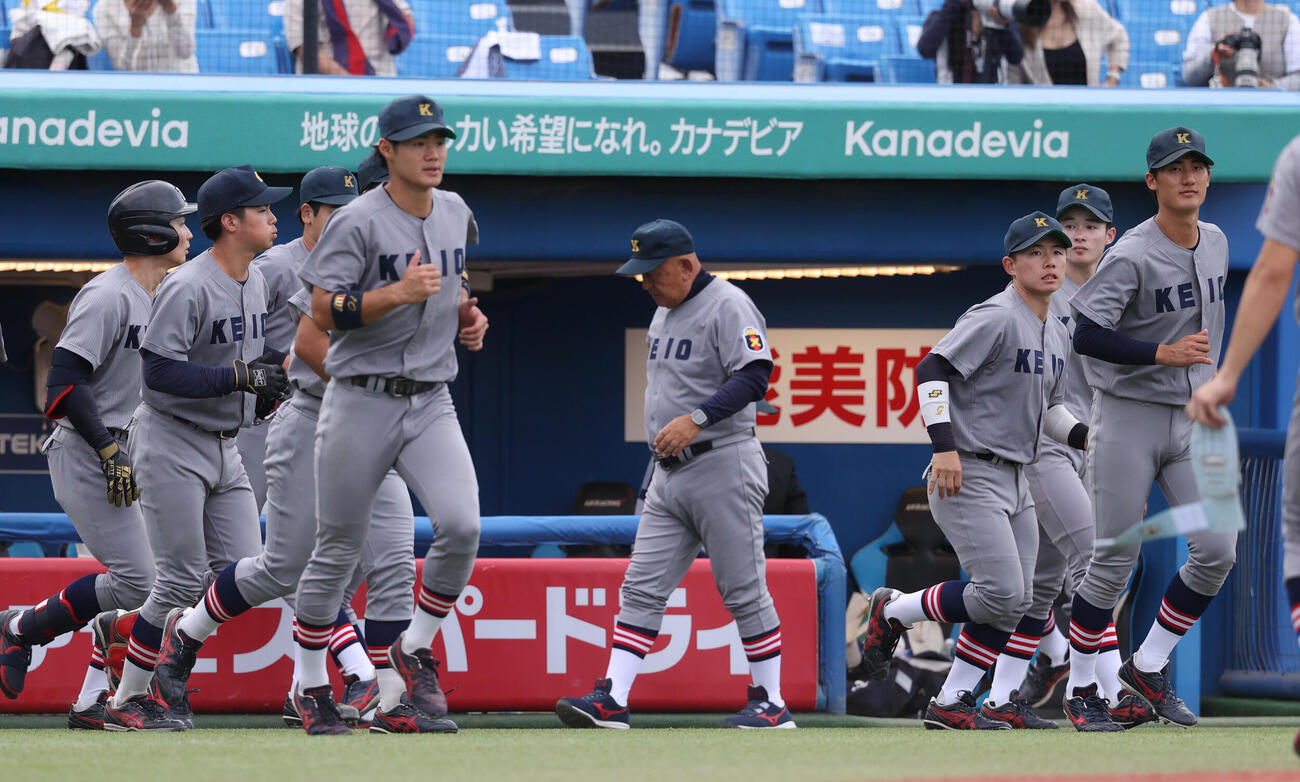 慶大対明大　敗れた慶大ナインは整列に向かう。中央は慶大・堀井哲也監督（撮影・柴田隆二）