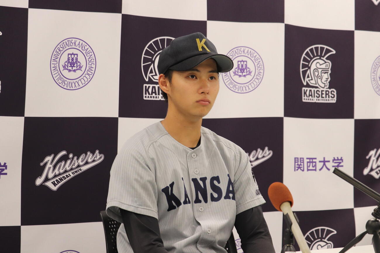 ドラフト前最後の合同取材を受ける関大・米沢友翔（撮影・佐藤妙月）　2026年10月19日、関西大学千里山キャンパス