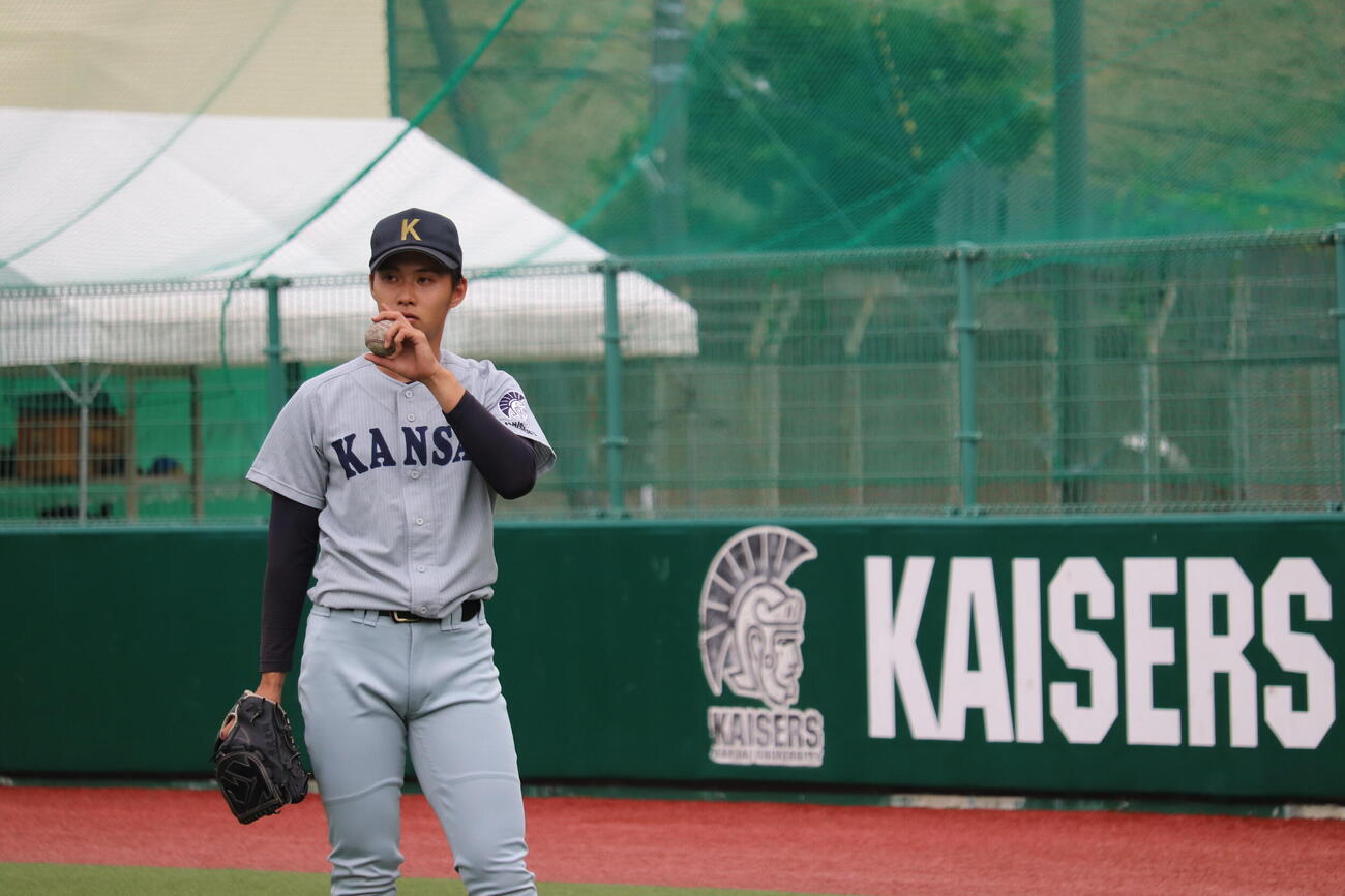 キャッチボールを行う関大・米沢友翔（撮影・佐藤妙月）　2026年10月19日、関西大学千里山キャンパス