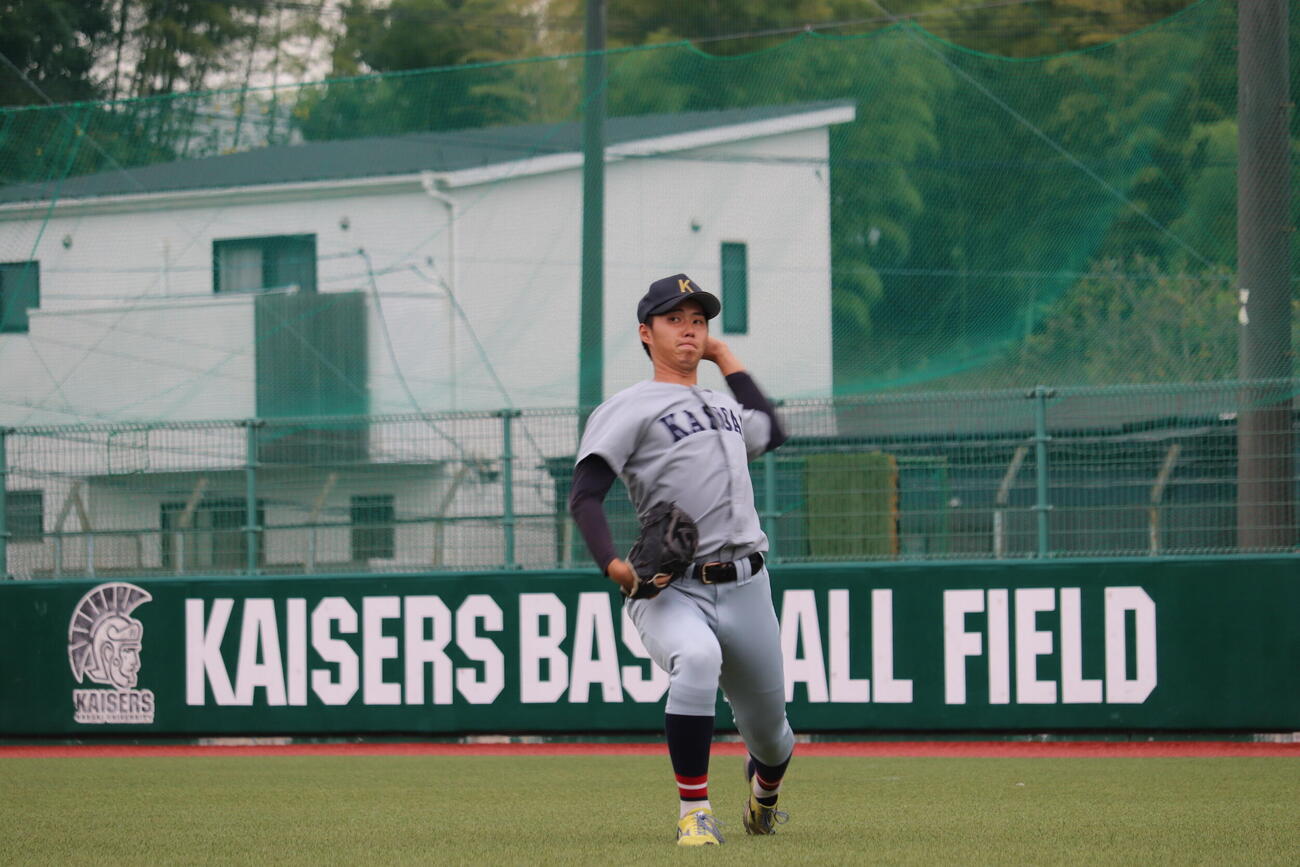 キャッチボールを行う関大・米沢友翔（撮影・佐藤妙月）　2026年10月19日、関西大学千里山キャンパス