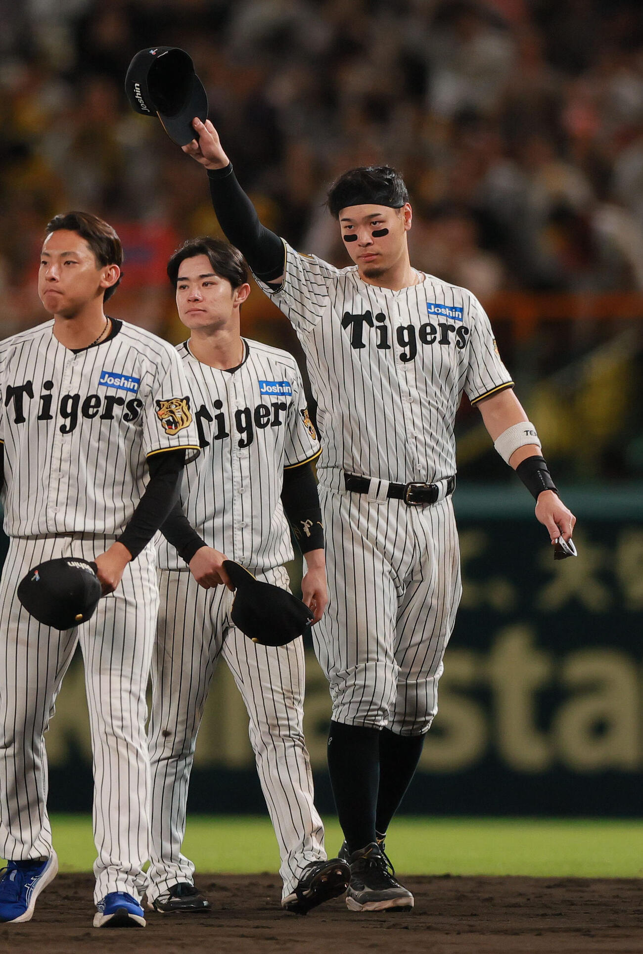 17日、DeNA戦を終え相手ナインにあいさつする阪神佐藤輝明