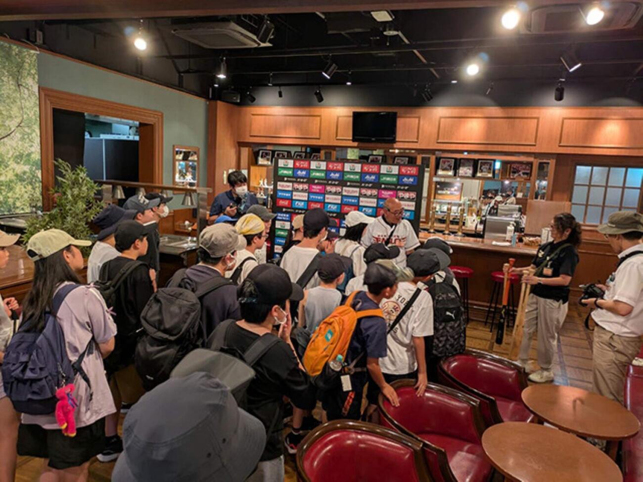 専属ガイドと巡る「ボールパークツアー」の様子