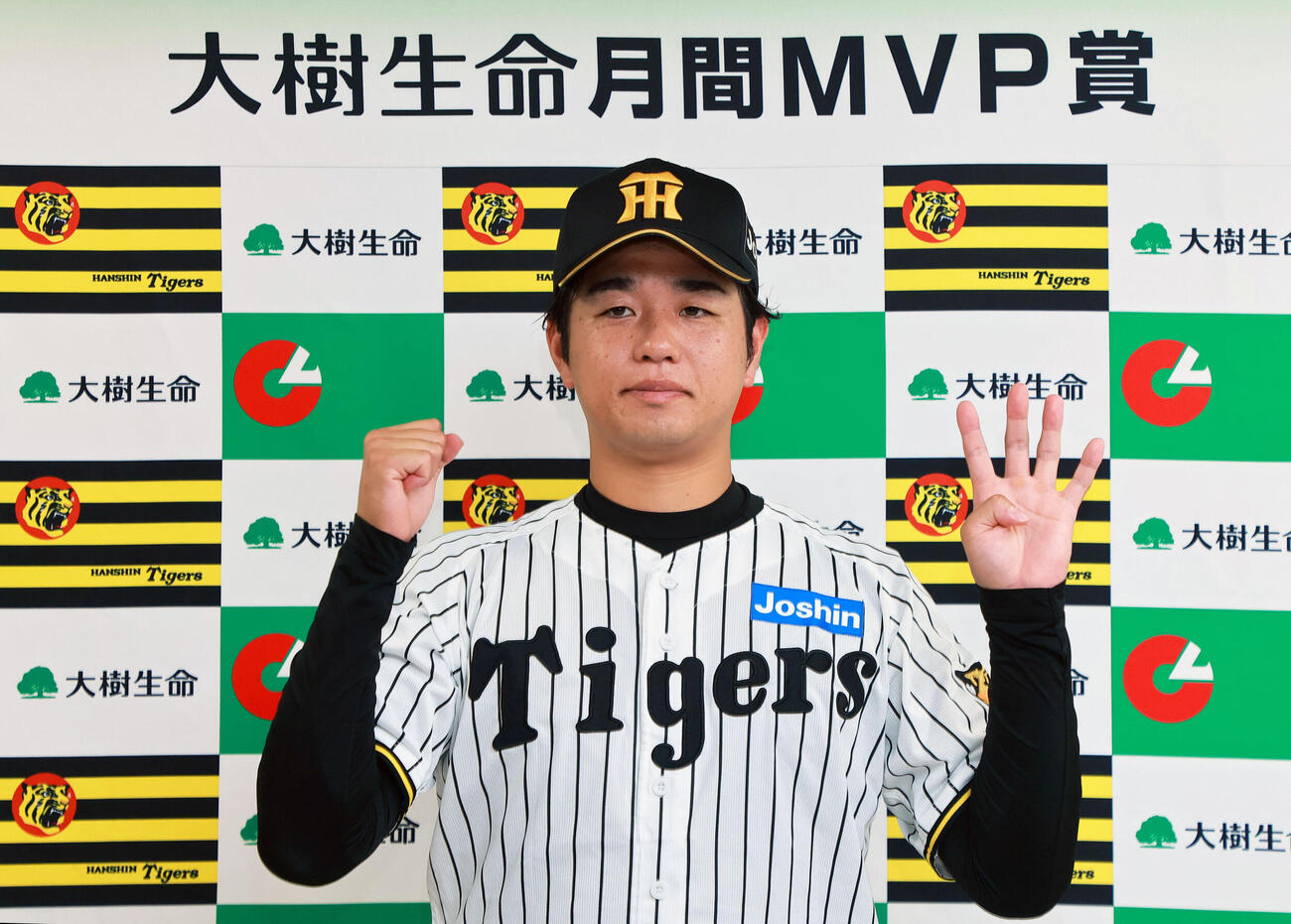 9月度「大樹生命月間MVP賞」を受賞した阪神高橋遥人（撮影・上山淳一）