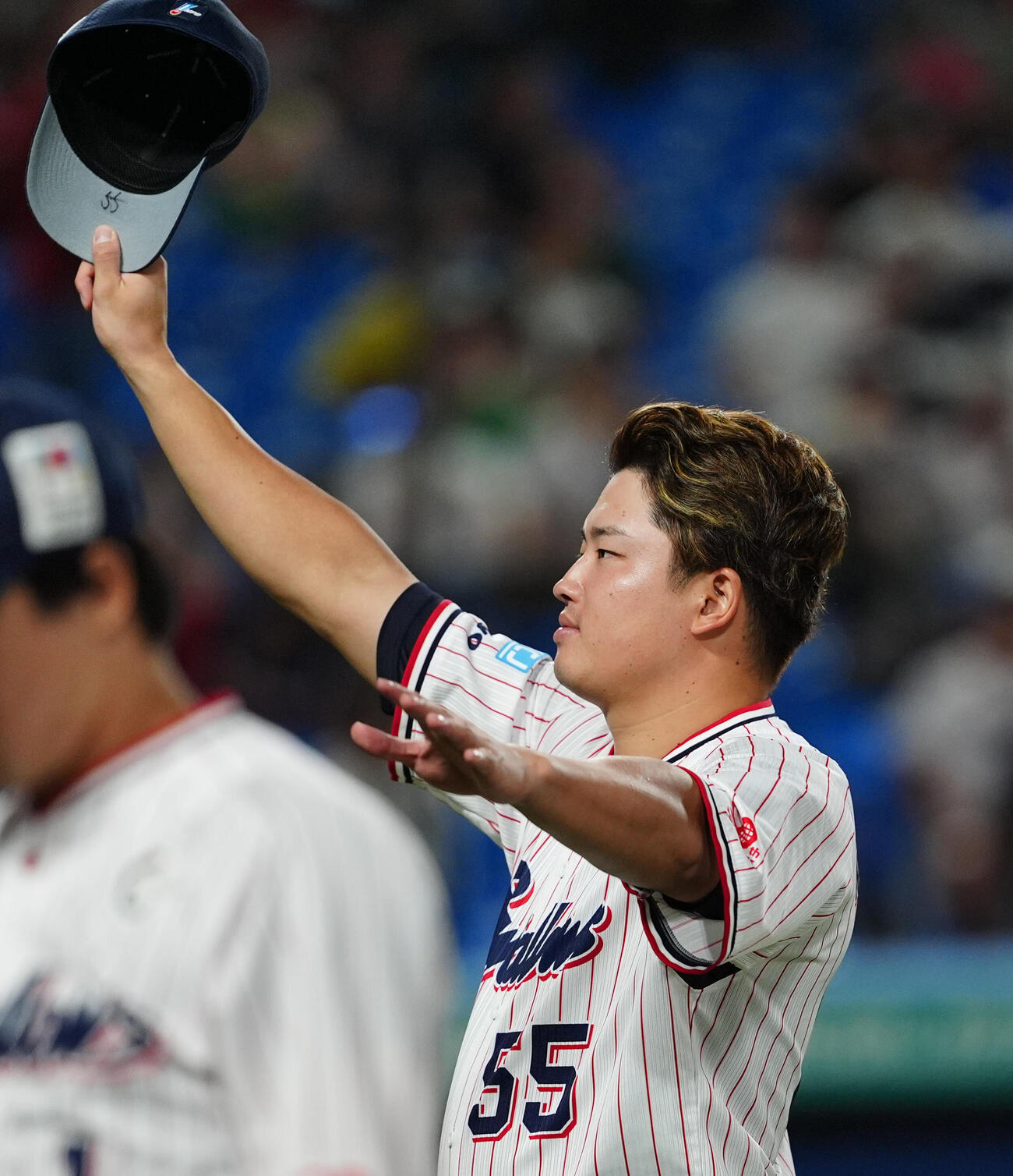 25年9月　神宮球場で試合後、ファンにあいさつするヤクルト村上宗隆