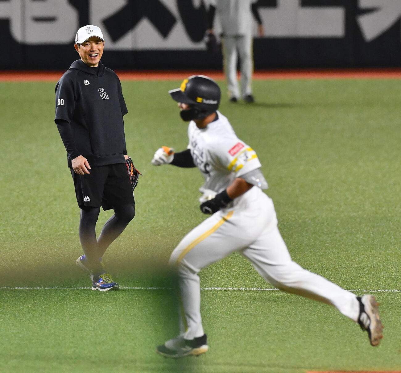 ライブBPで本塁打を放った池田栞太（右）に笑顔で声をかけるソフトバンク小久保裕紀監督（撮影・岩下翔太）