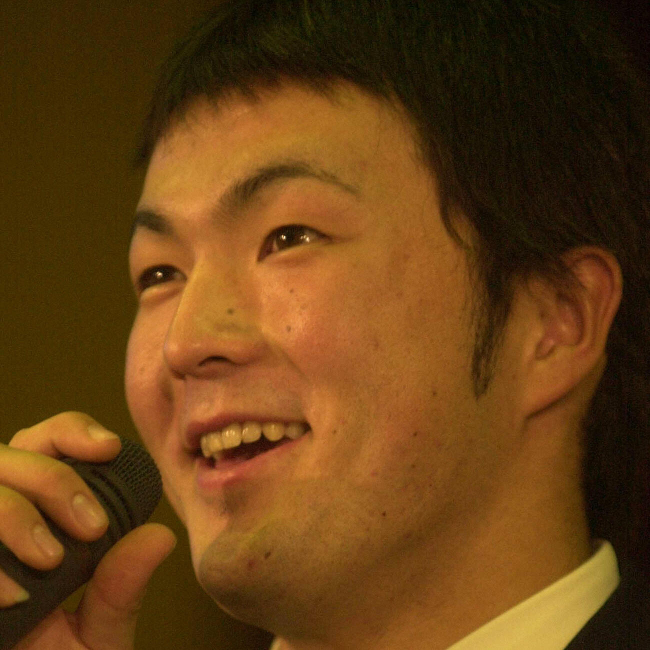 ドラフト後、行われた会見で時折、笑顔を見せるダイエー１巡目指名の寺原隼人（2001年11月撮影）