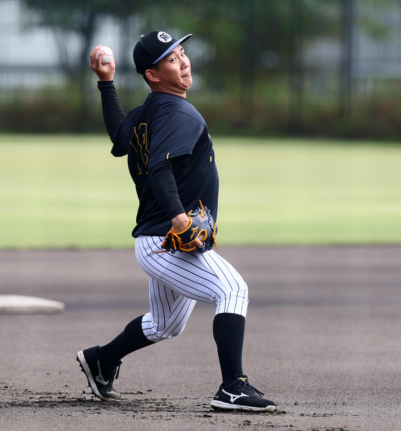 練習でキャッチボールする阪神伊原陵人（撮影・加藤哉）