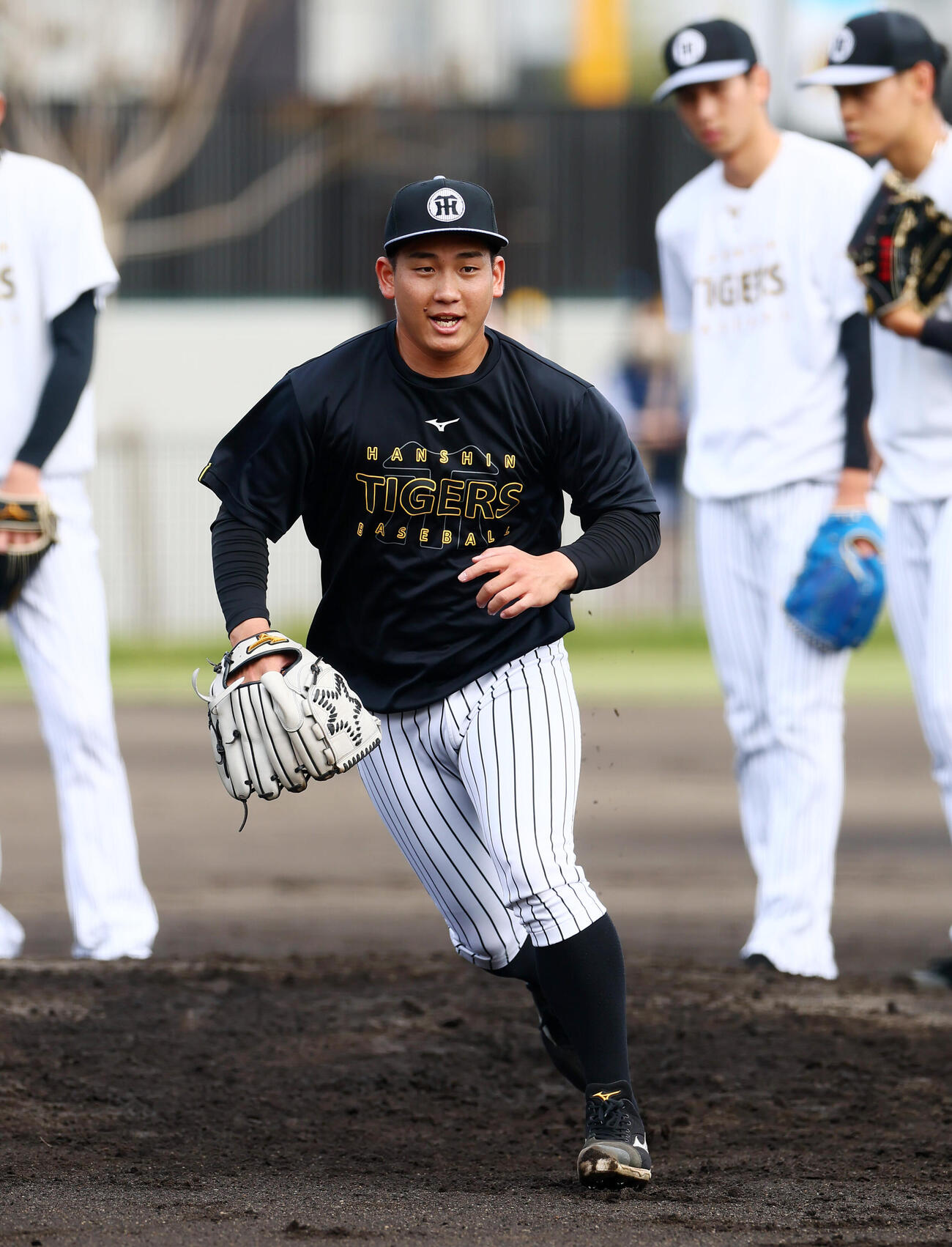 練習でゴロを捕球する阪神伊原陵人（撮影・加藤哉）