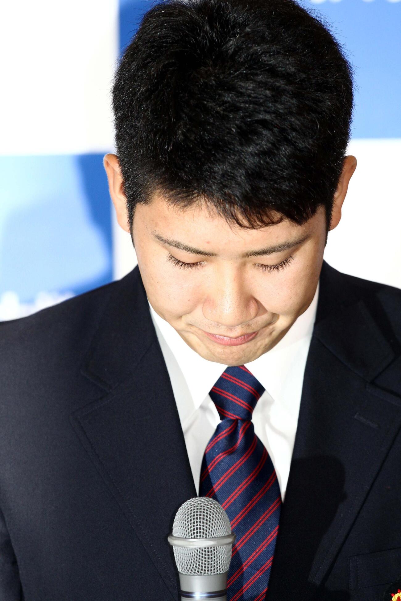 日本ハムが交渉権を獲得した後、笑顔無く会見を行う東海大・菅野（2011年10月撮影）