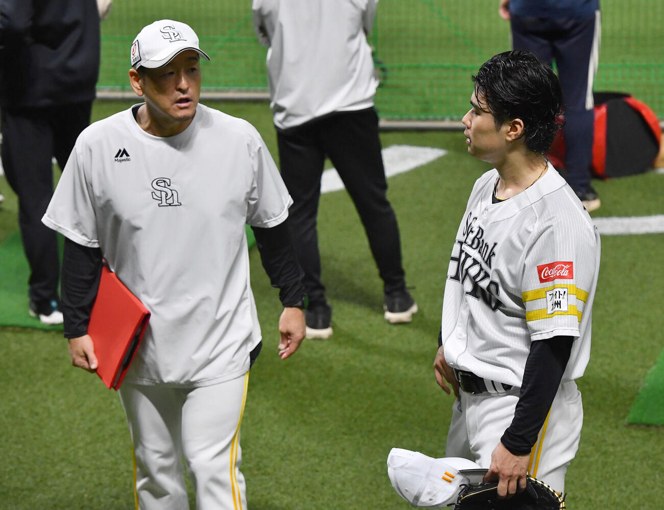 ライブBPの登板を終え、倉野信次投手チーフコーチ兼投手ヘッドコーディネーター（左）と話すソフトバンク松本晴（撮影・岩下翔太）