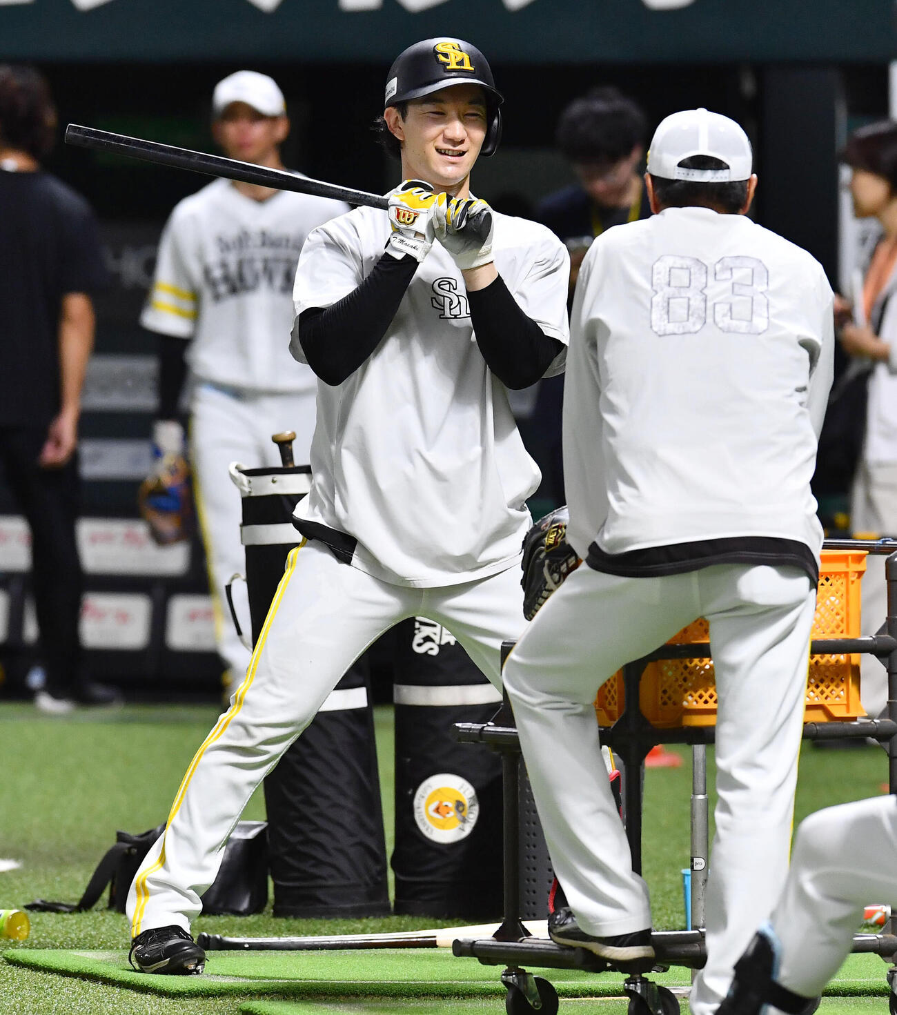 談笑しながら打撃練習を行うソフトバンク正木智也（撮影・岩下翔太）