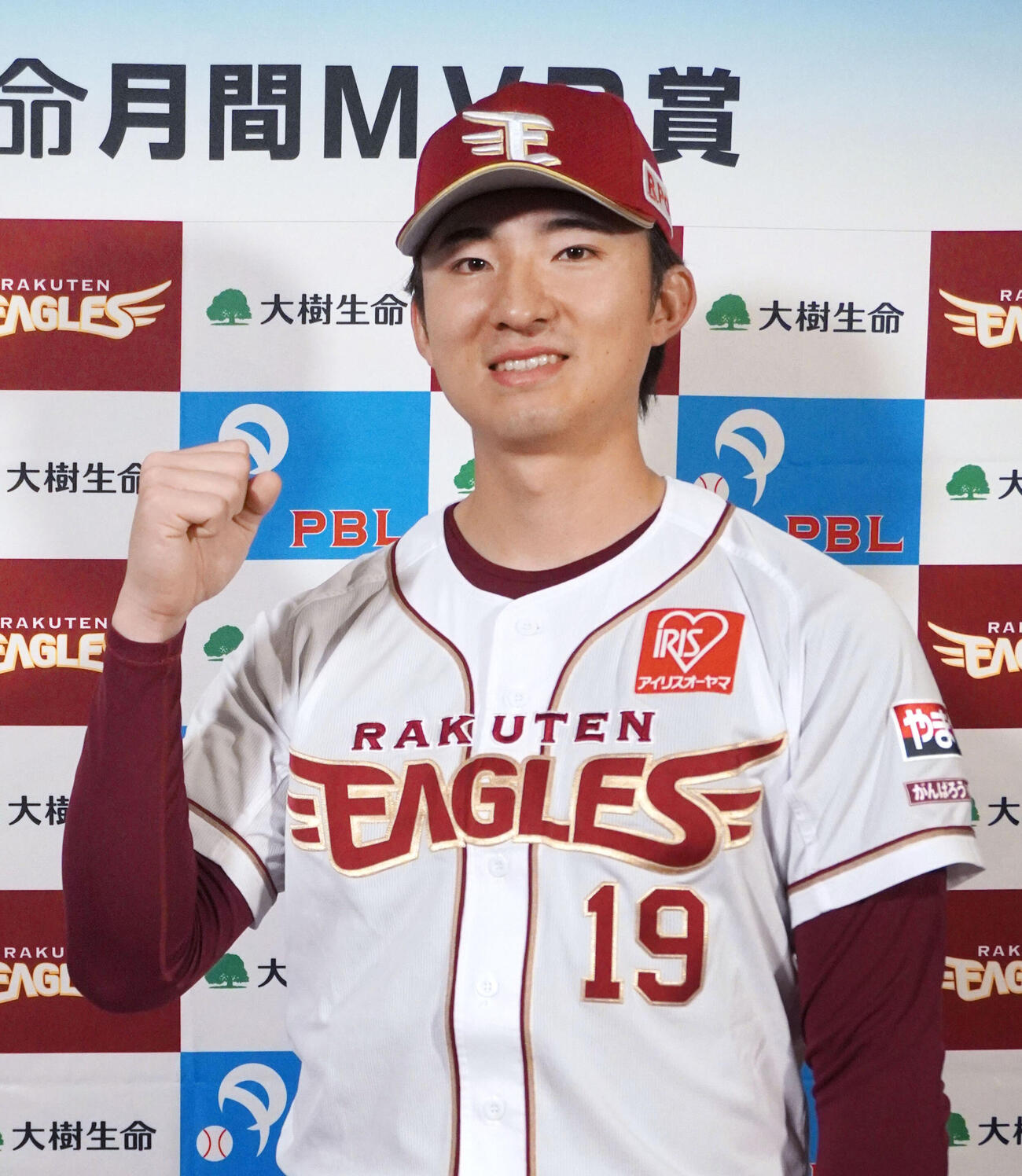 9、10月度「大樹生命月間MVP賞」を受賞し、ポーズをとる楽天荘司（共同）