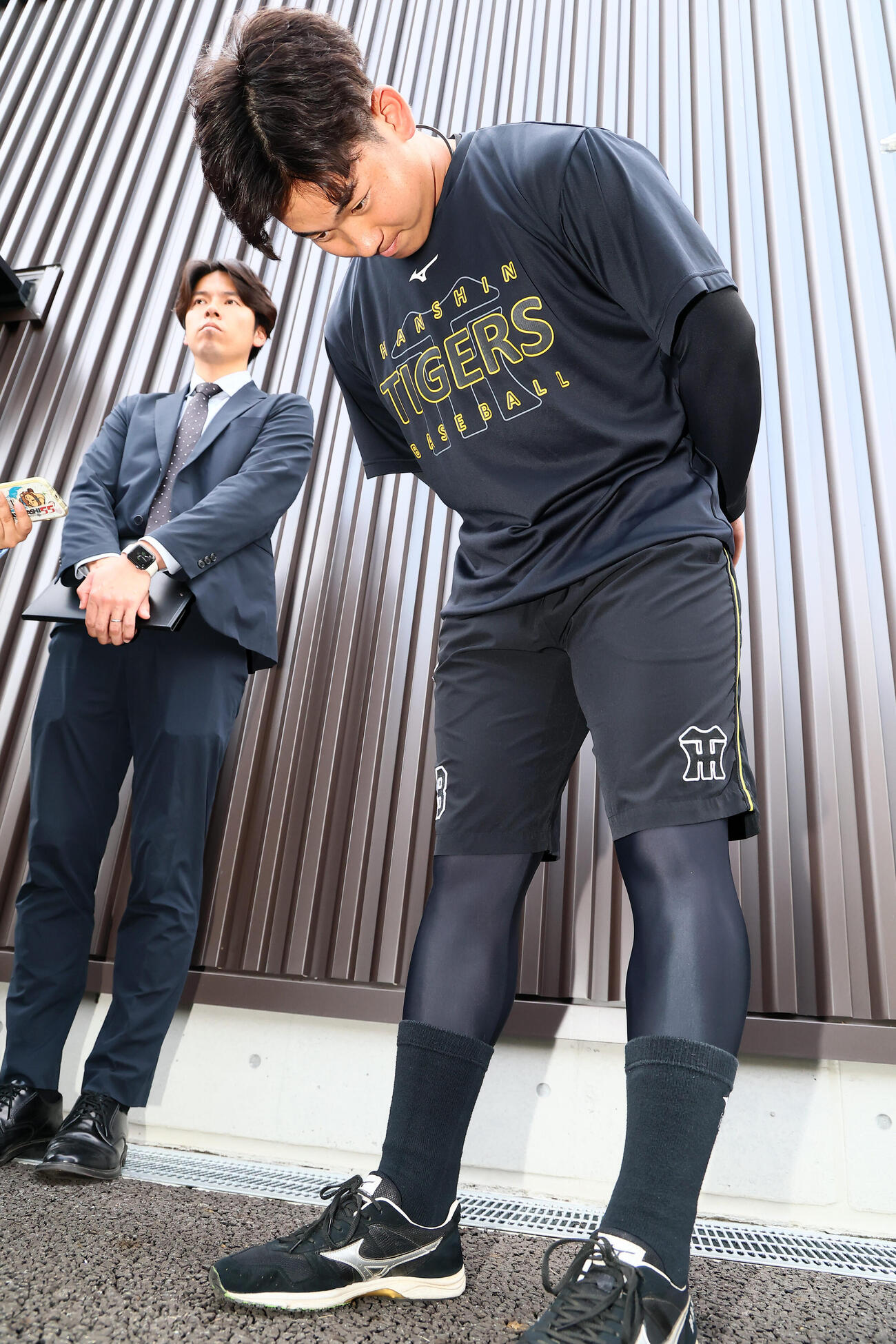 友人女性に対するトラブルについて報道陣の前で謝罪した阪神伊原陵人（撮影・加藤哉）