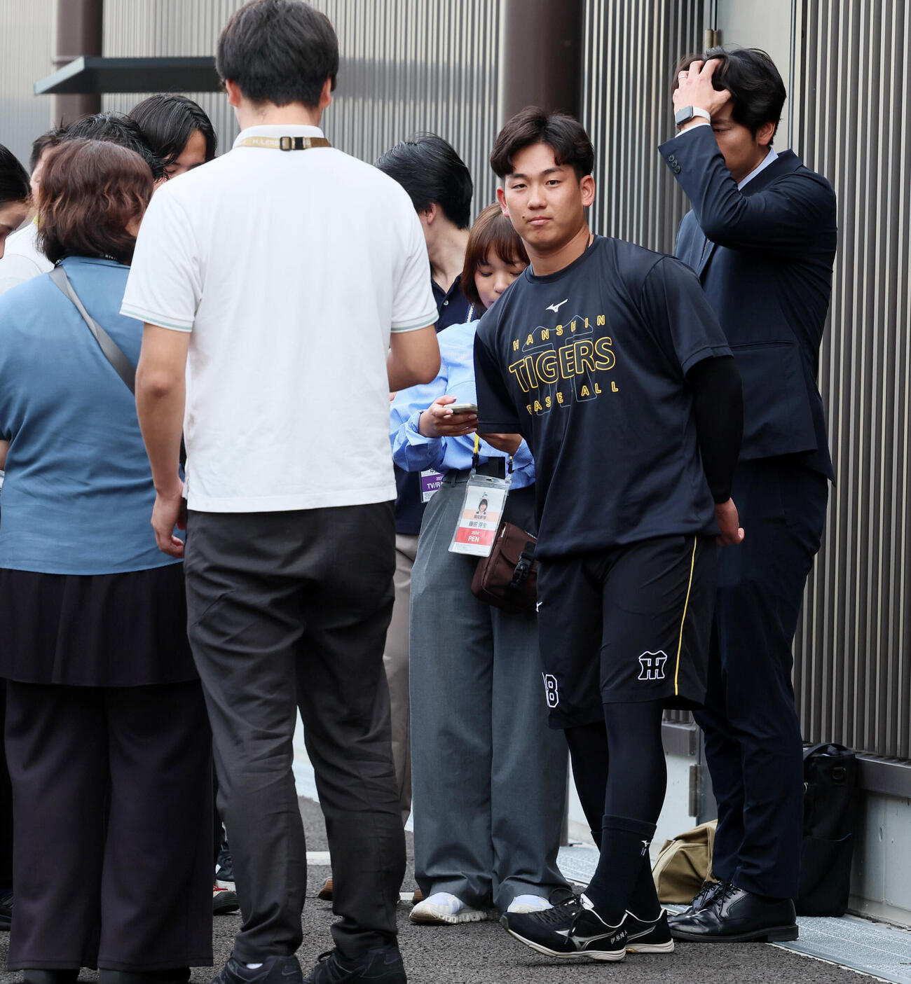 友人女性に対するトラブルについて謝罪し引き揚げる阪神伊原陵人（撮影・加藤哉）